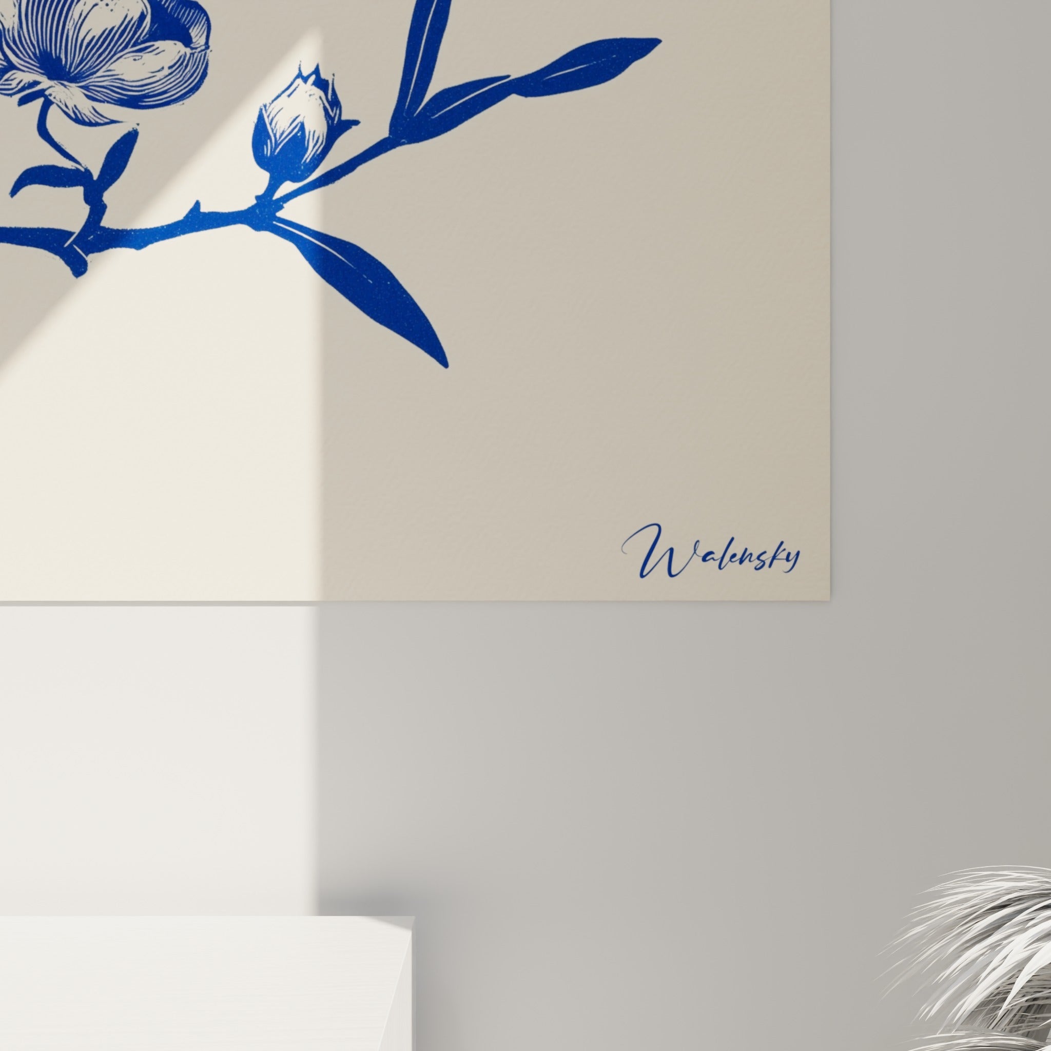 Traits fins bleu marine et hachures visibles sur fond ivoire velouté, détail rapproché du tableau Bleuet