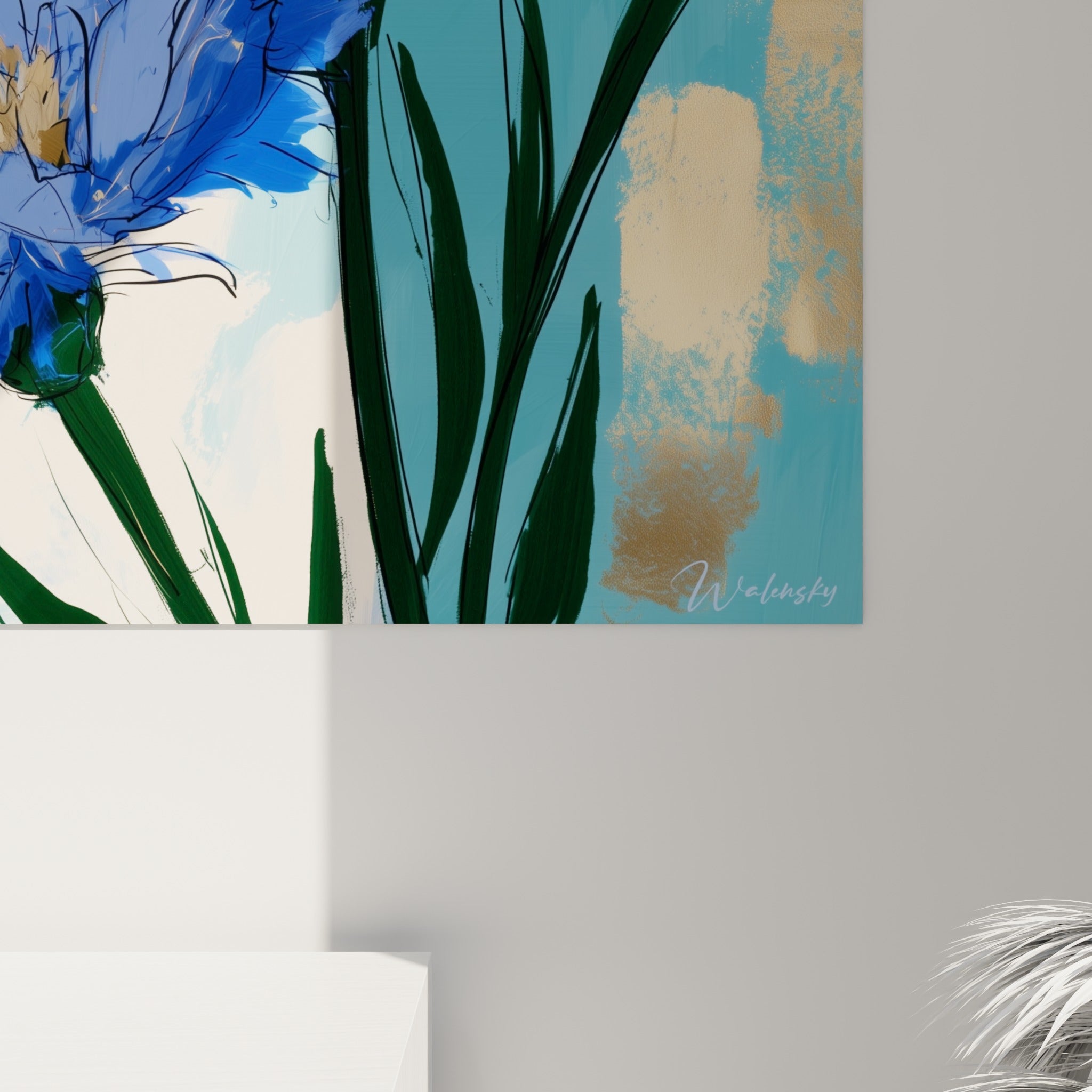 Détail des pétales bleu roi et traits noirs esquissés révélant le grain de la toile du tableau