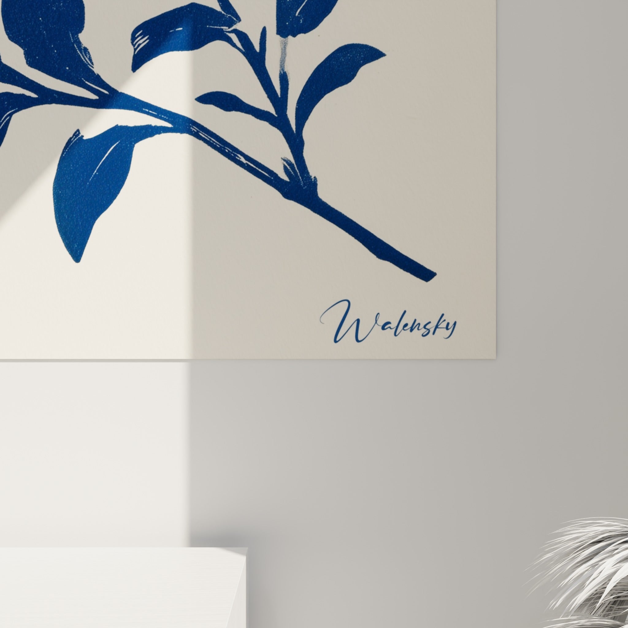 Détail des pétales gravés bleu marine du Bleuet, texture fine et fond ivoire granuleux