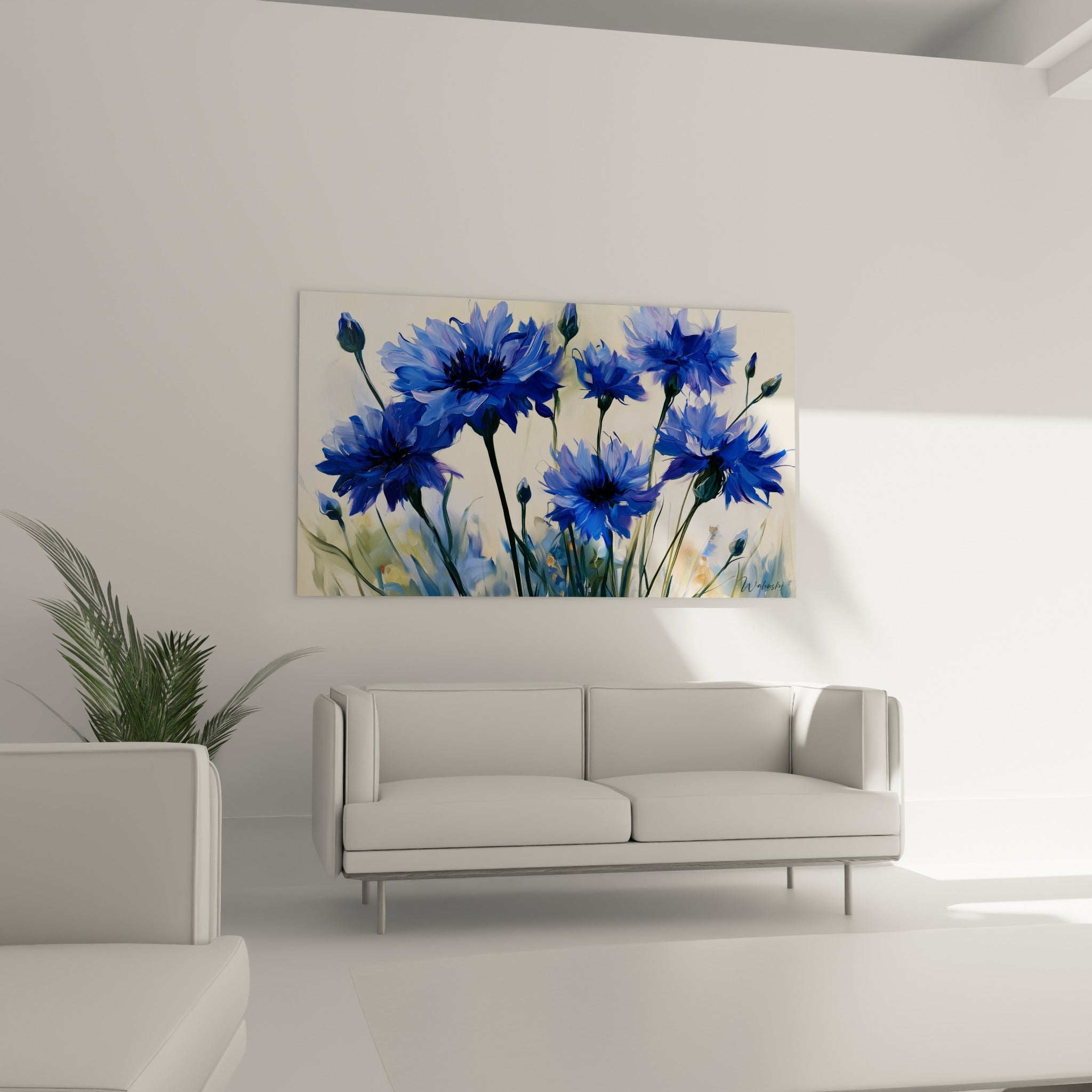 Fleurs de bleuet bleu roi et vert émeraude installées au-dessus d'un canapé dans un salon lumineux
