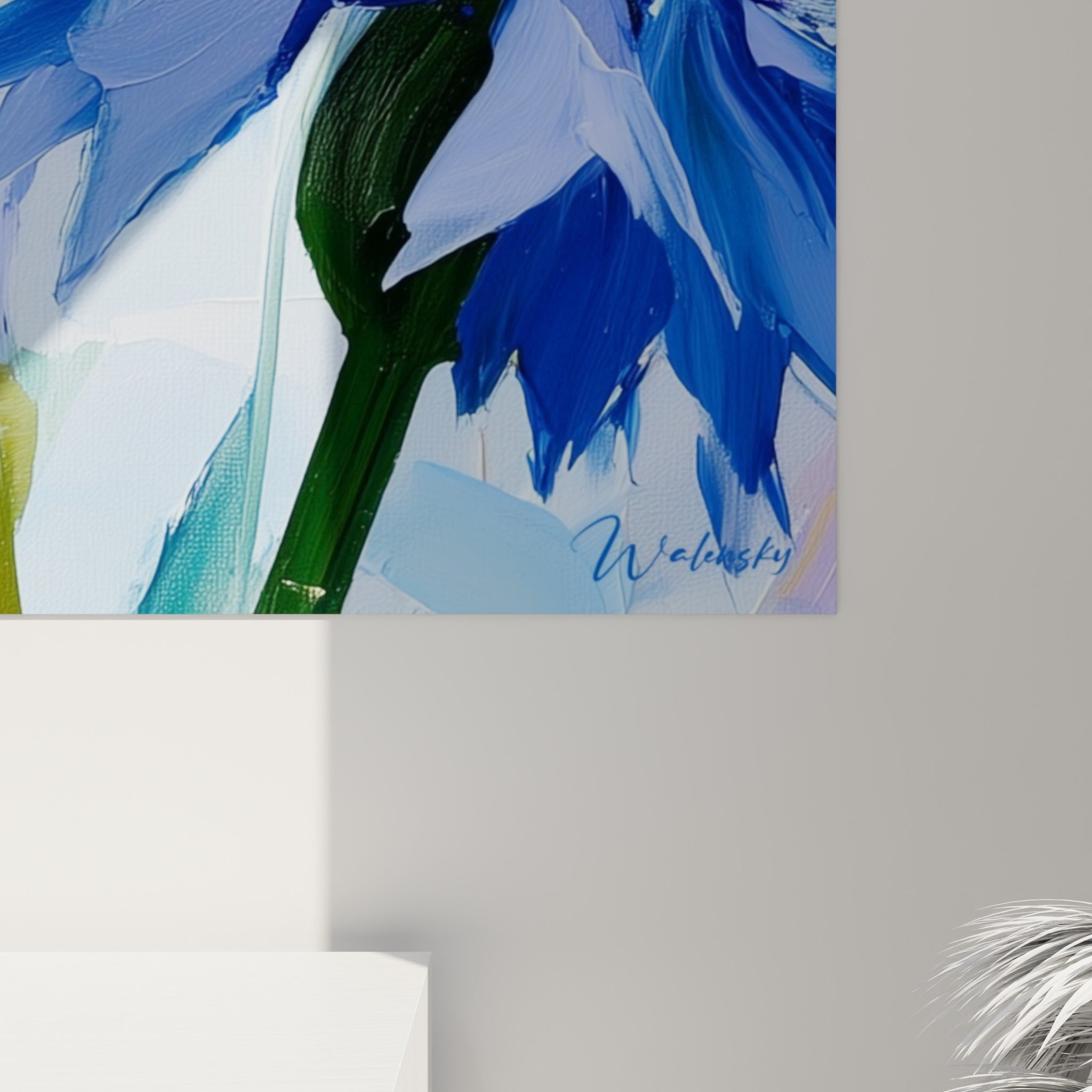 Empâtements bleu profond et coulures violettes visibles sur la toile, cœur sombre texturé du bleuet