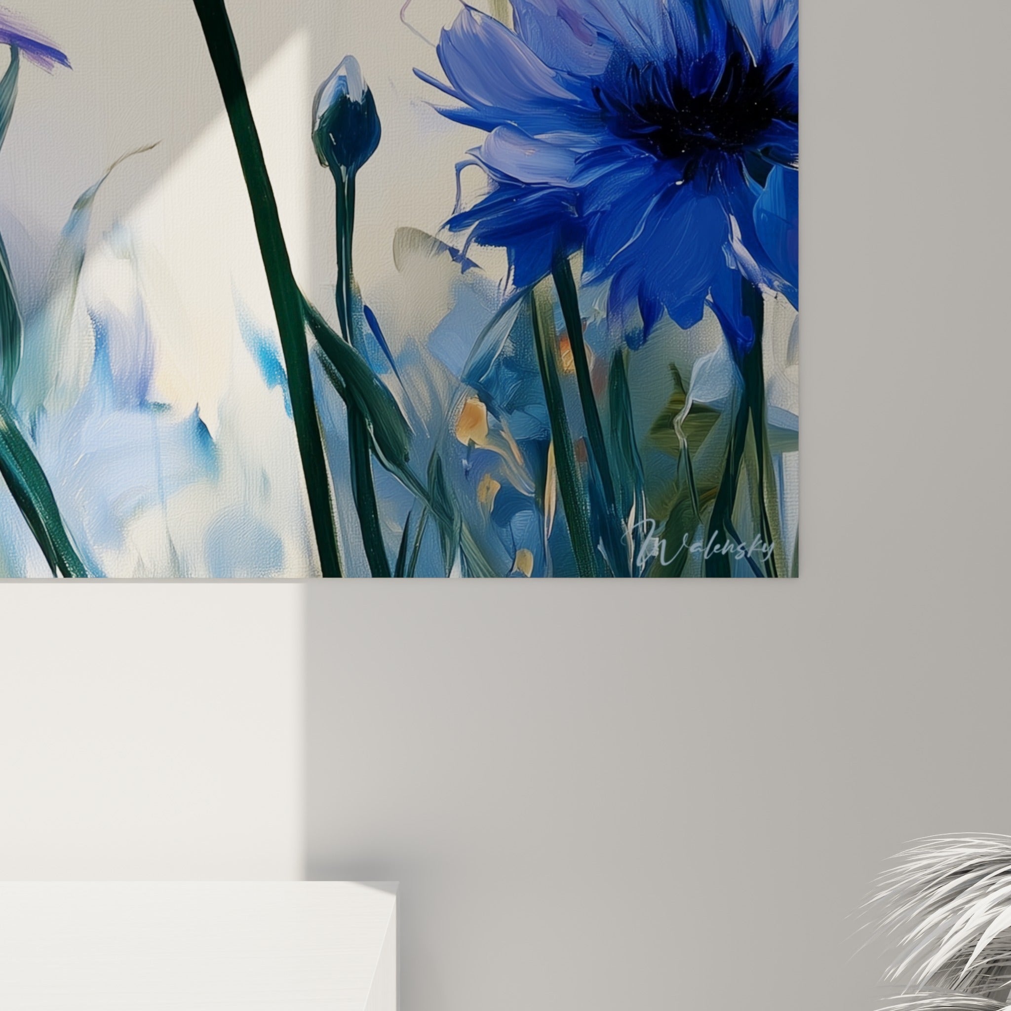 Empâtements bleu marine et indigo se mêlant au fond ivoire sur la toile de bleuets