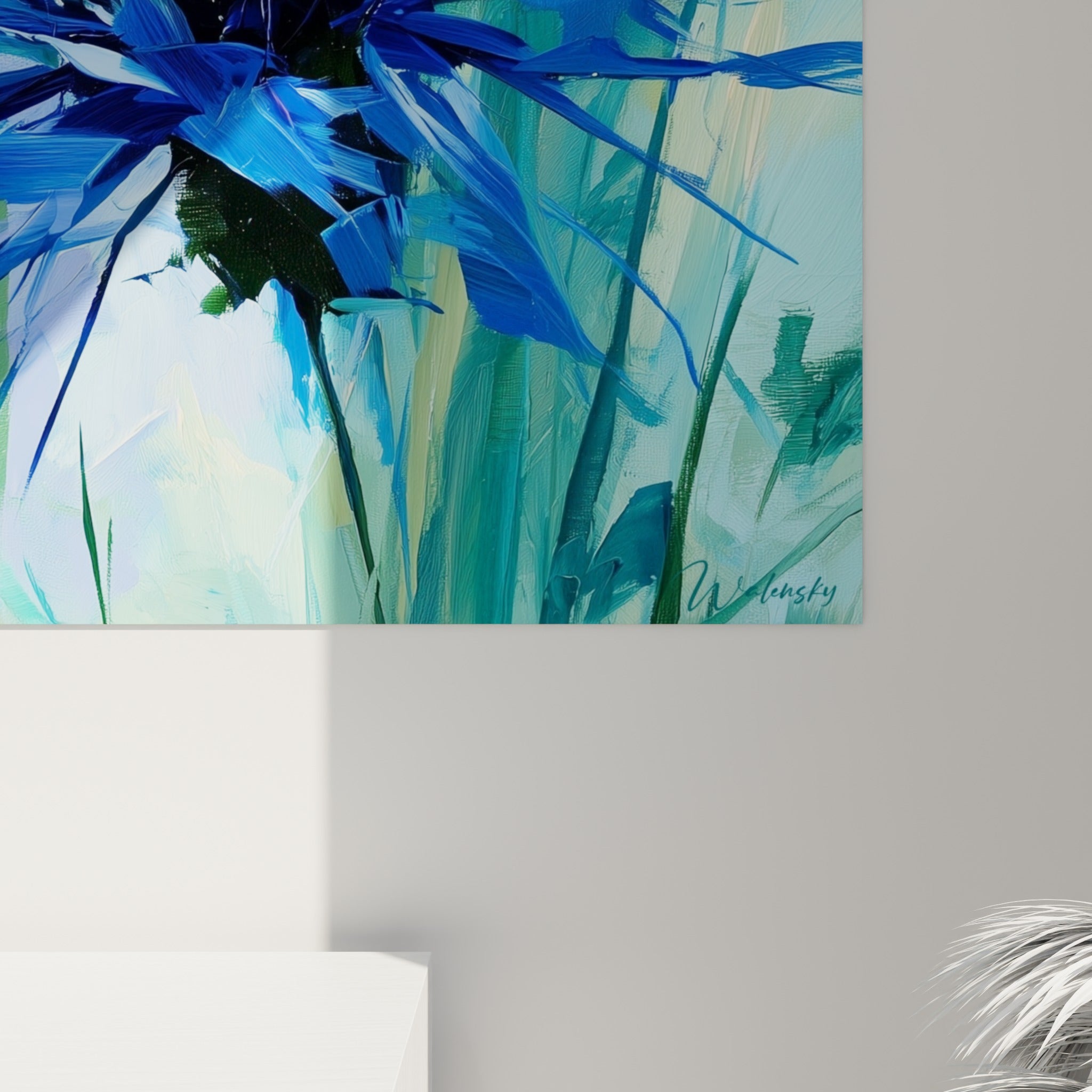 Empâtements bleu roi et vert émeraude du bleuet, matière picturale dense visible en gros plan sur la toile