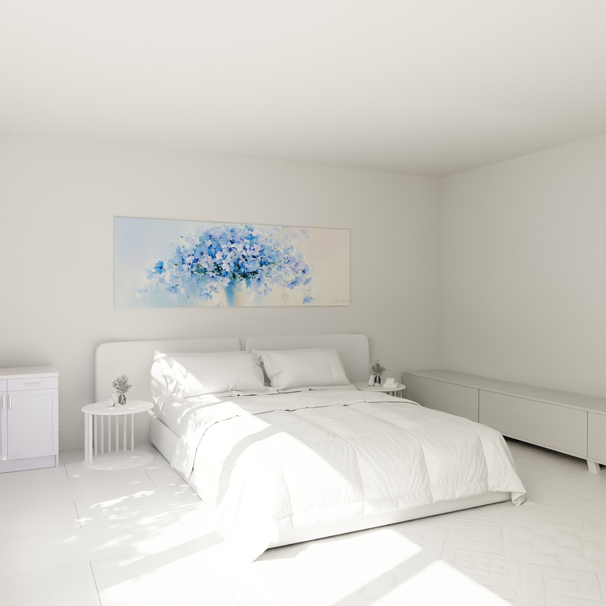 Bouquet de bleuets bleu ciel et blanc nacré accroché au-dessus d'un lit dans une chambre claire