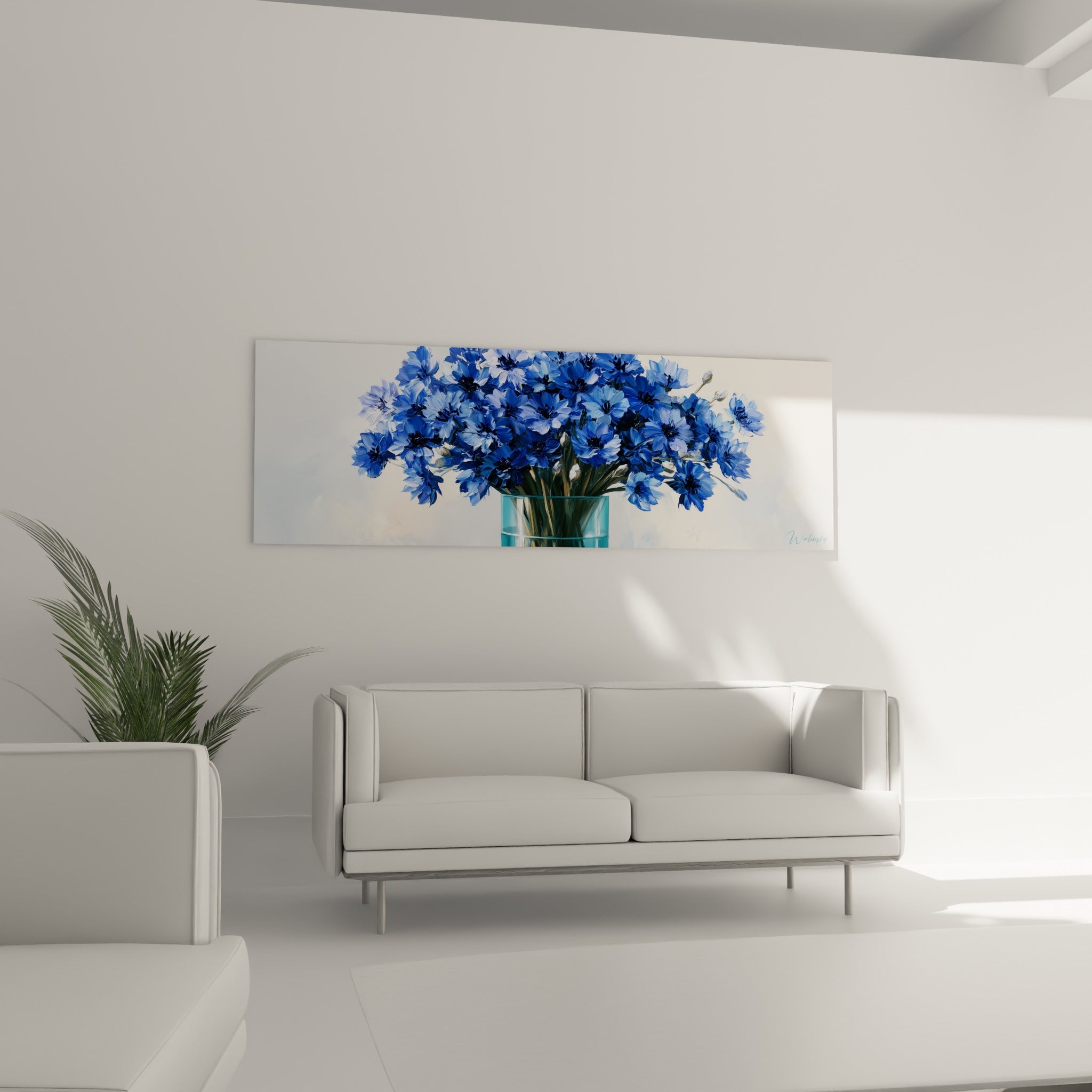 Fleurs de bleuet bleu marine et bleu pastel au-dessus d'un canapé dans un salon lumineux