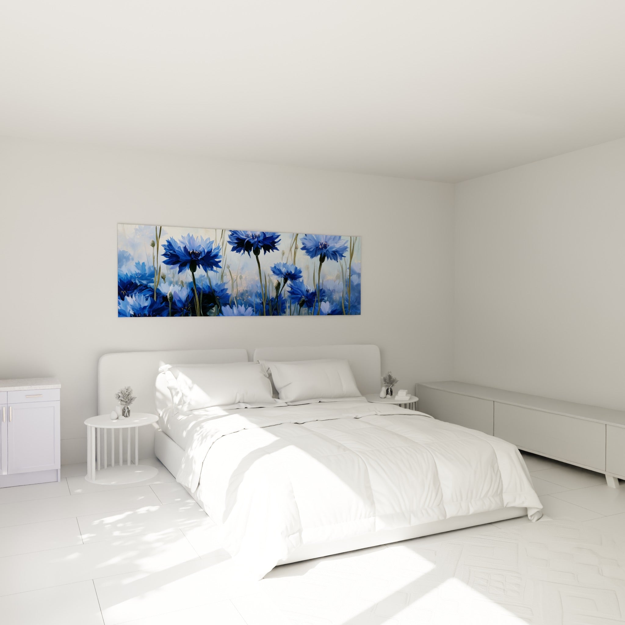 Bleuets bleu marine se déployant sur tiges vertes, au-dessus d'un lit dans une chambre claire