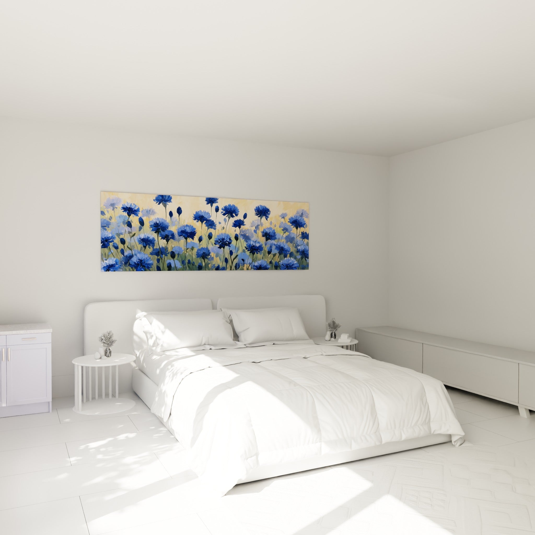Fleurs de bleuet bleu marine sur fond ocre, accrochées au-dessus d'un lit dans une chambre claire