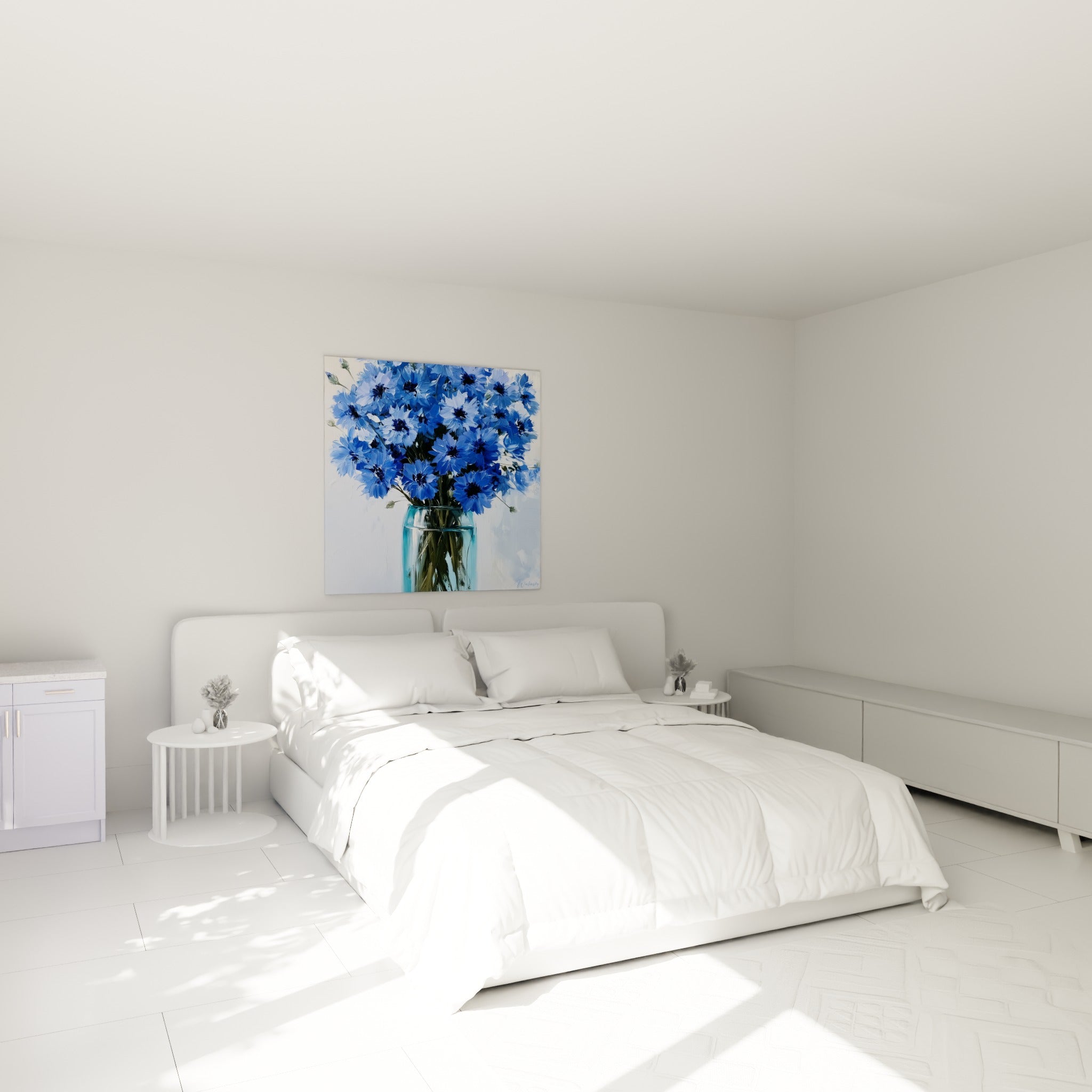 Bouquet de bleuets bleu pastel et anthracite au-dessus d'un lit dans une chambre claire