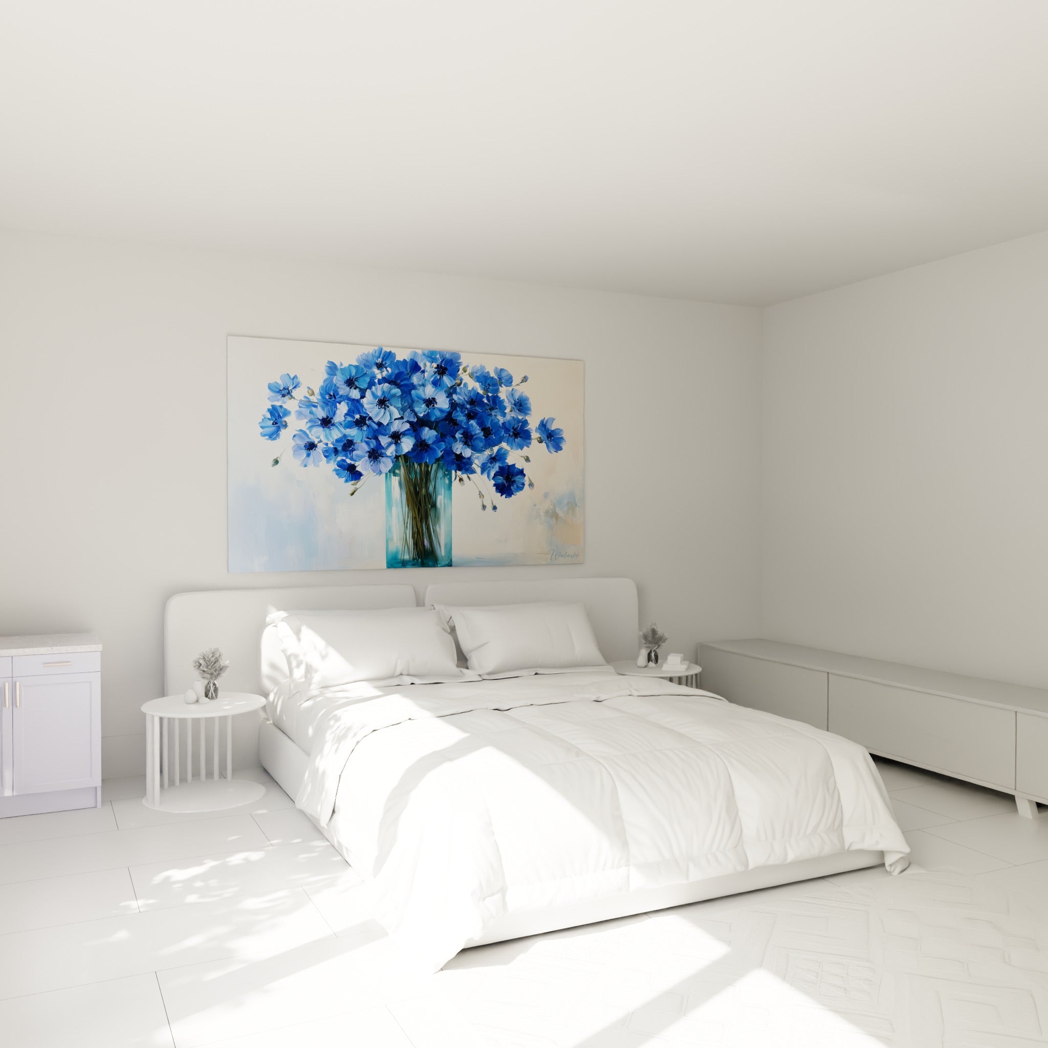 Bouquet de Bleuet aux tons bleu marine et turquoise, accroché au-dessus d'un lit dans une chambre claire