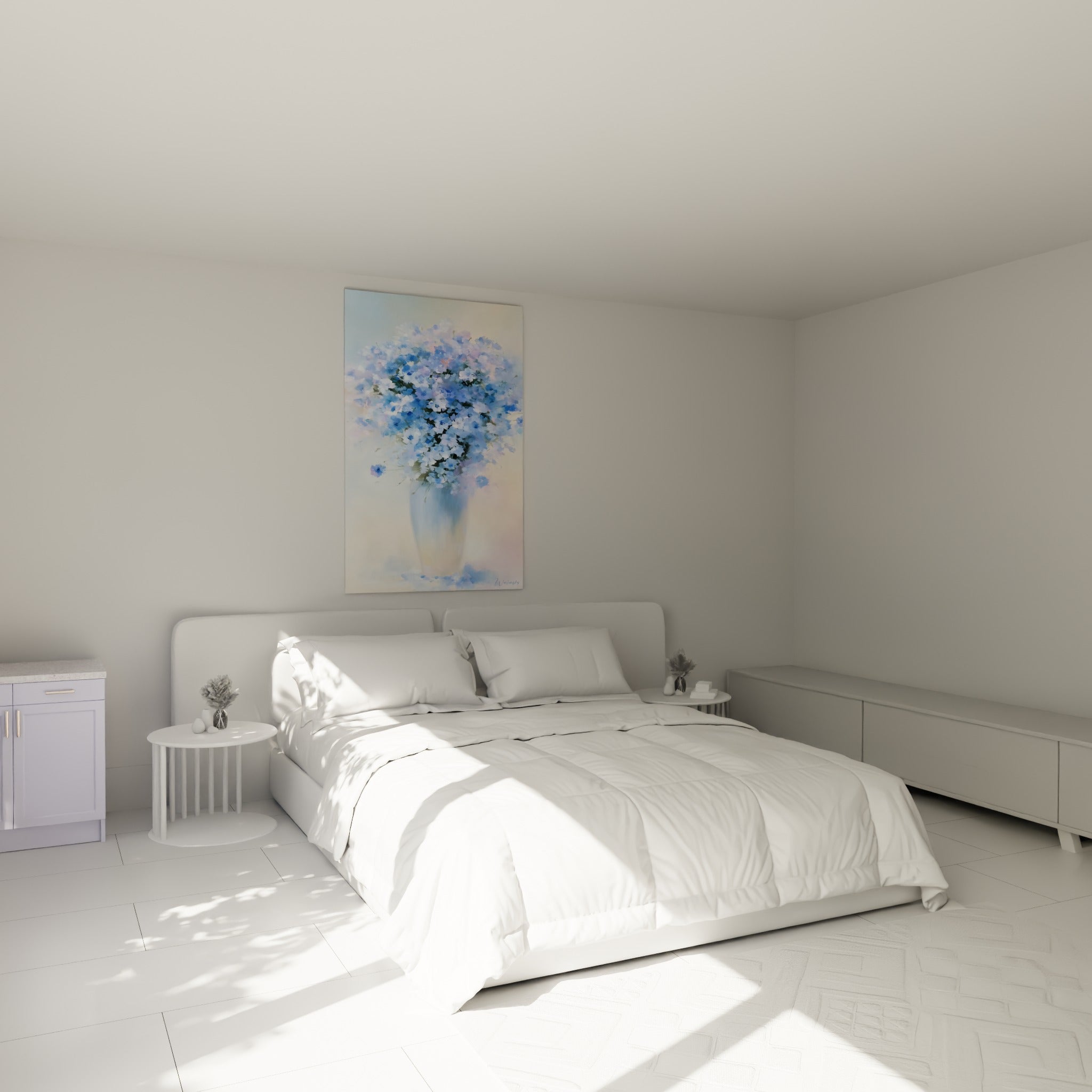 Bouquet de bleuets bleu ciel et blanc au-dessus d'un lit dans une chambre claire