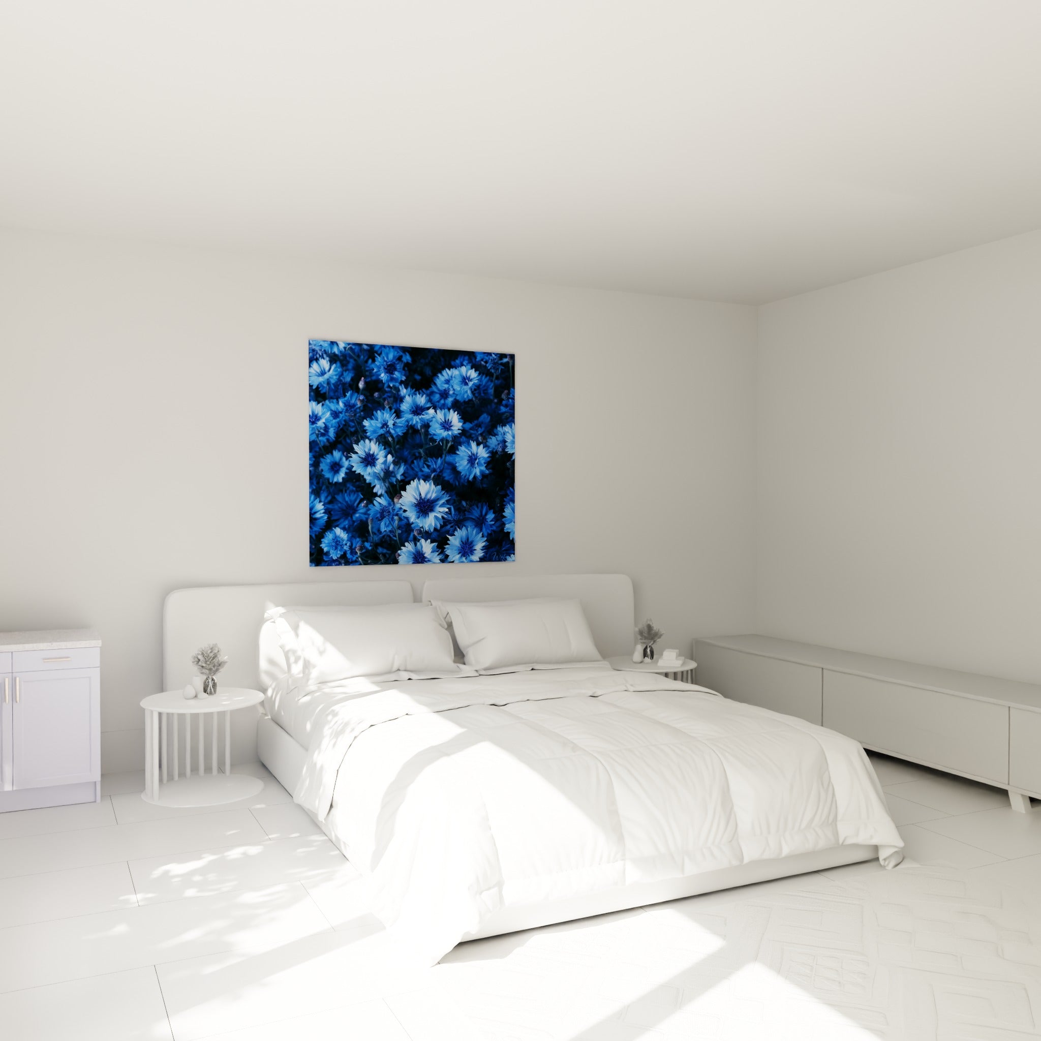 Bleuets bleu marine et azur accrochés au-dessus d'un lit dans une chambre claire