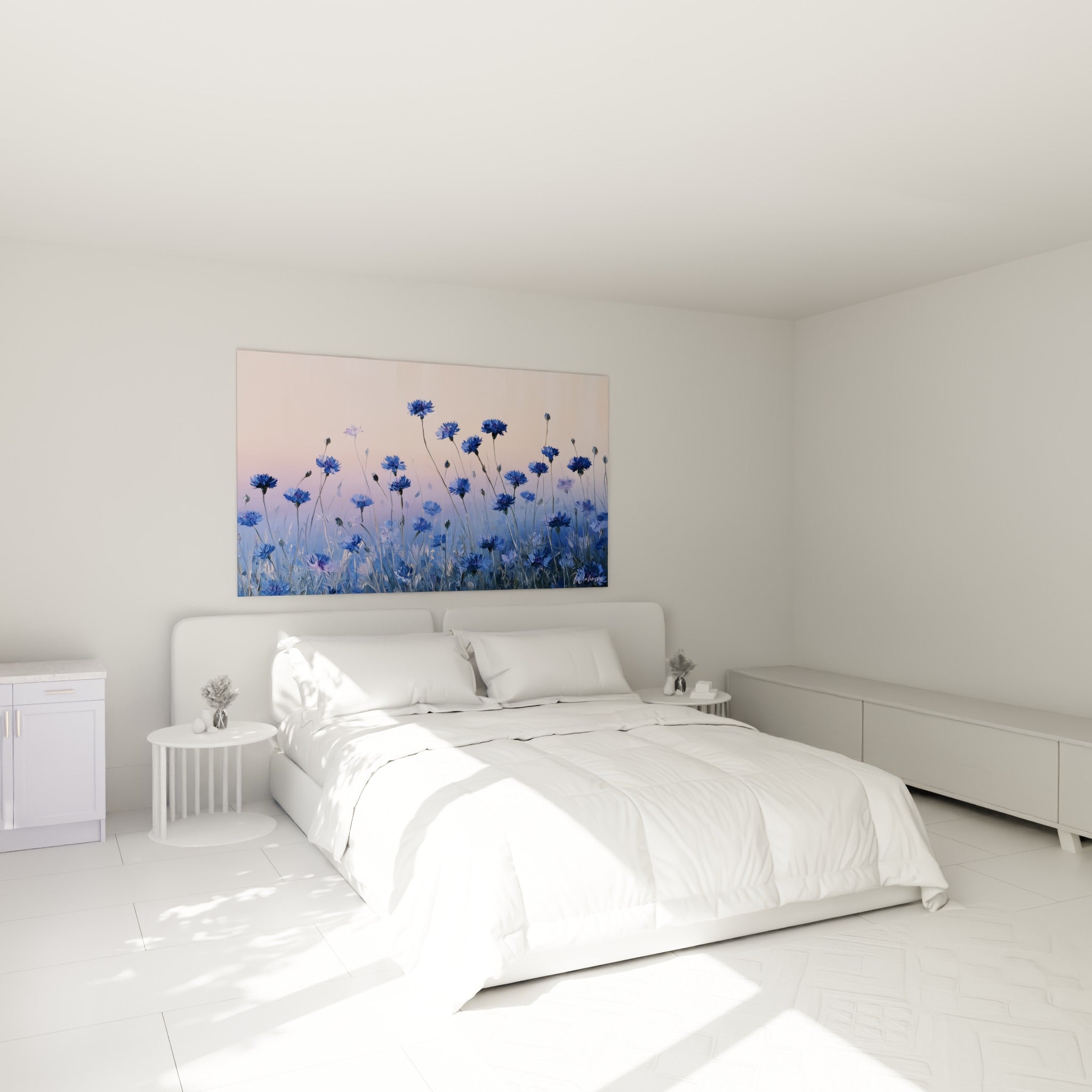 Bleuets bleu et lavande peints à l'huile, au-dessus d'un lit dans une chambre claire
