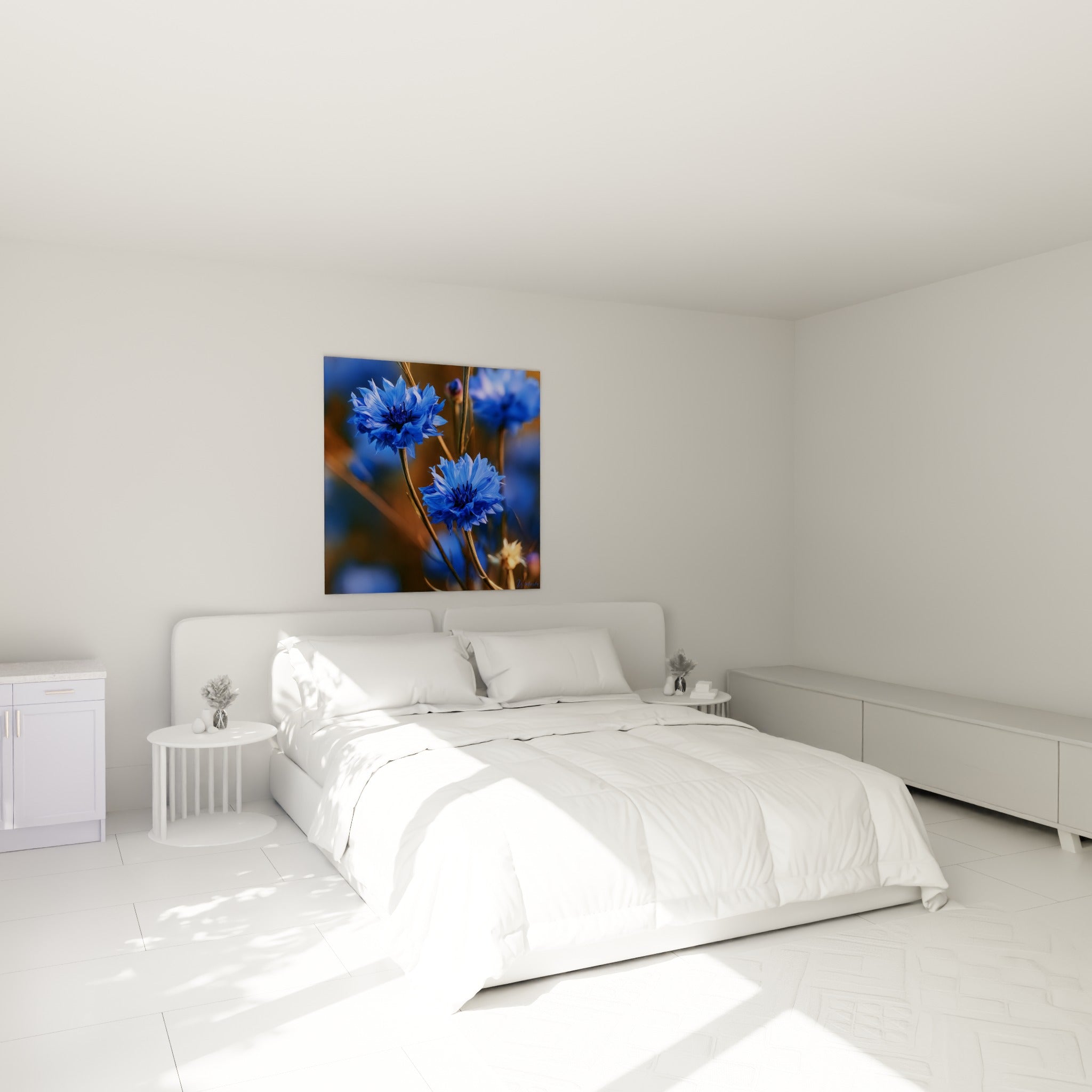 Bleuets bleu vif et tiges dorées au-dessus d'un lit dans une chambre claire et paisible