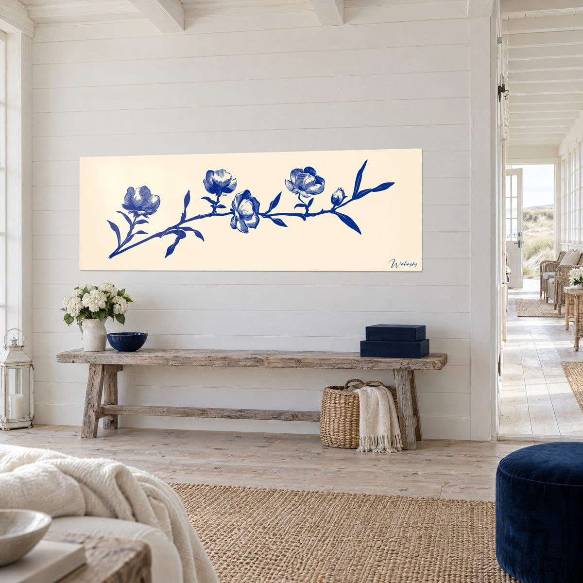 Schilderij van een bloementakje in kobaltblauw en crème, lancetvormige bladeren en een zijknop, driekwart gezien naast een bank van licht hout