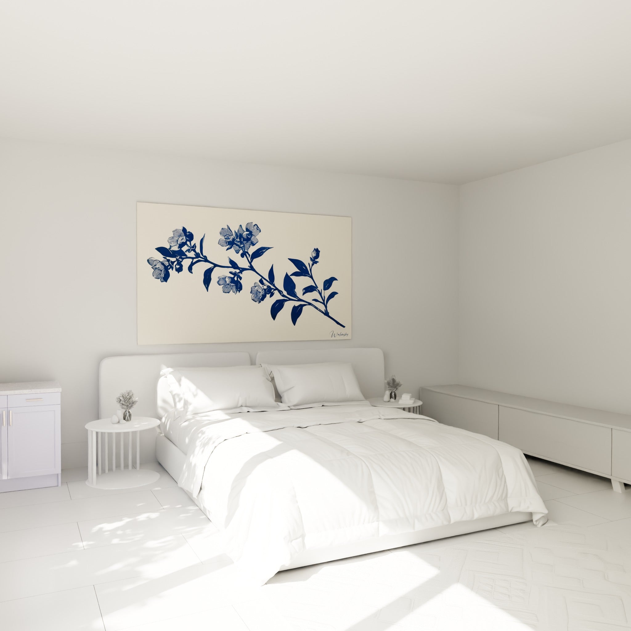 Fleurs bleu marine et feuillage ivoire du Bleuet, au-dessus d'un lit dans une chambre claire