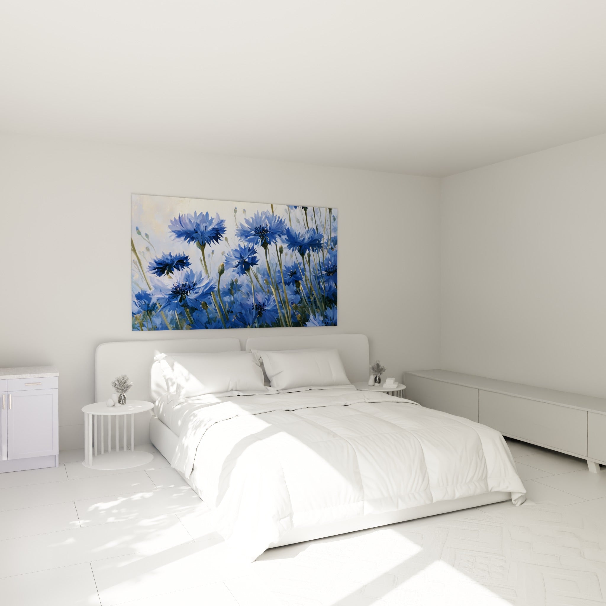 Fleurs de bleuet bleu lavande et vert olive accrochées au-dessus d'un lit dans une chambre claire