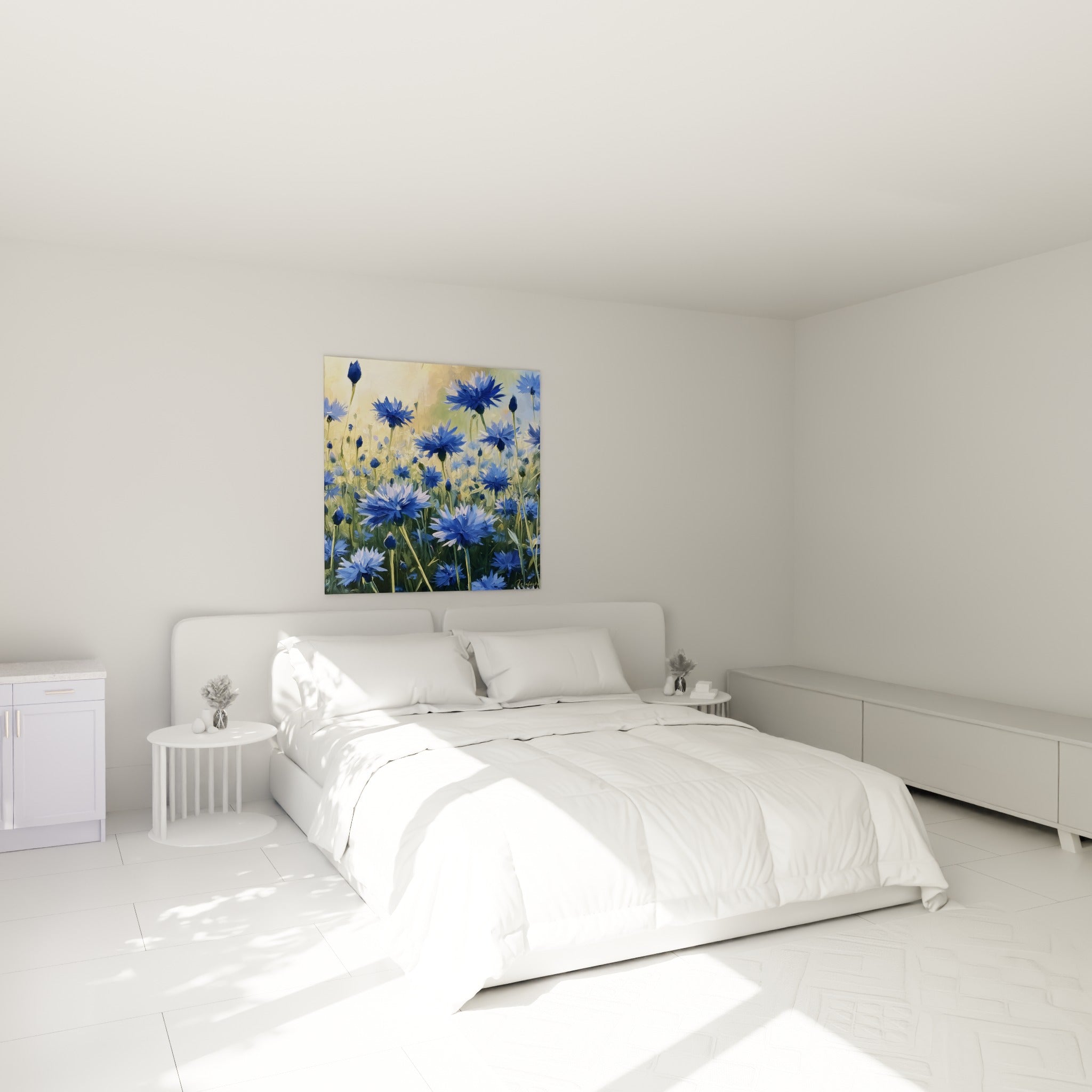 Fleurs de bleuet bleu marine et dorées surplombant un lit dans une chambre claire et paisible