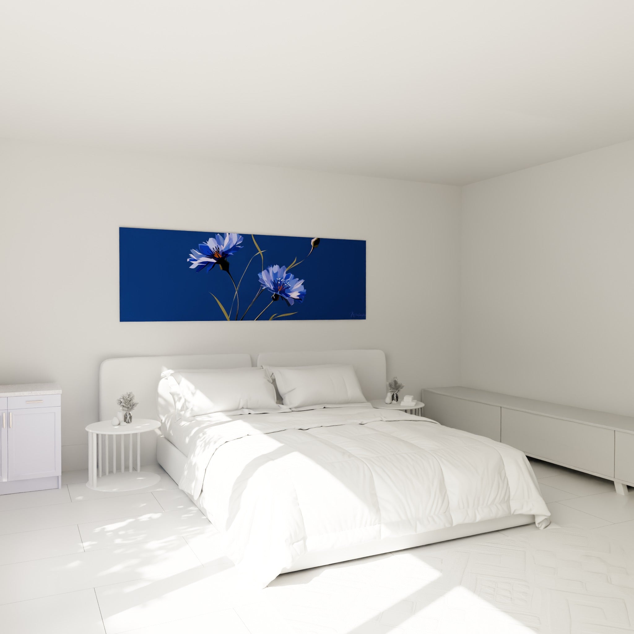 Fleurs de bleuet mauve et bleu marine au-dessus d'un lit dans une chambre claire