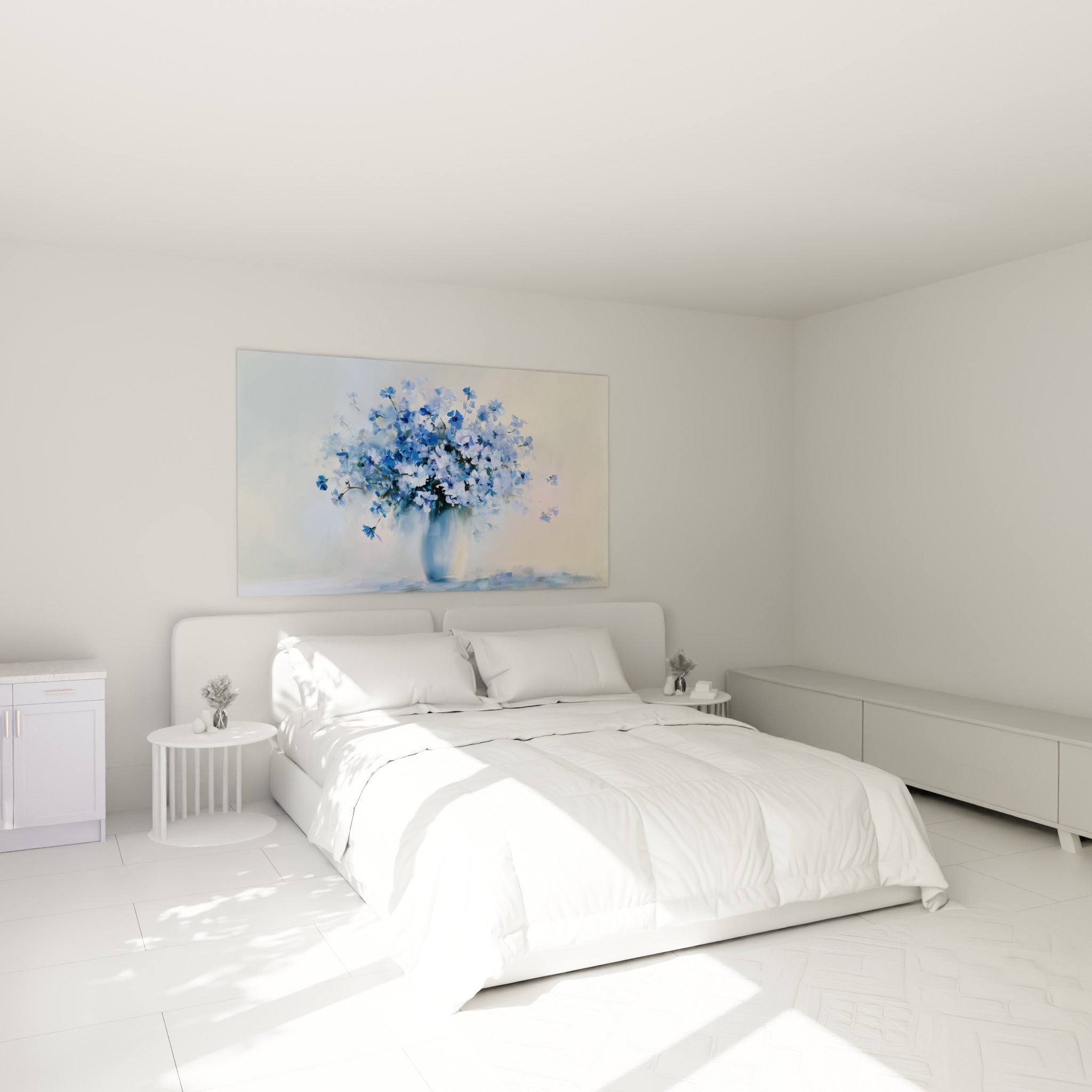 Bouquet de bleuets bleu poudré et blanc au-dessus d'un lit dans une chambre claire