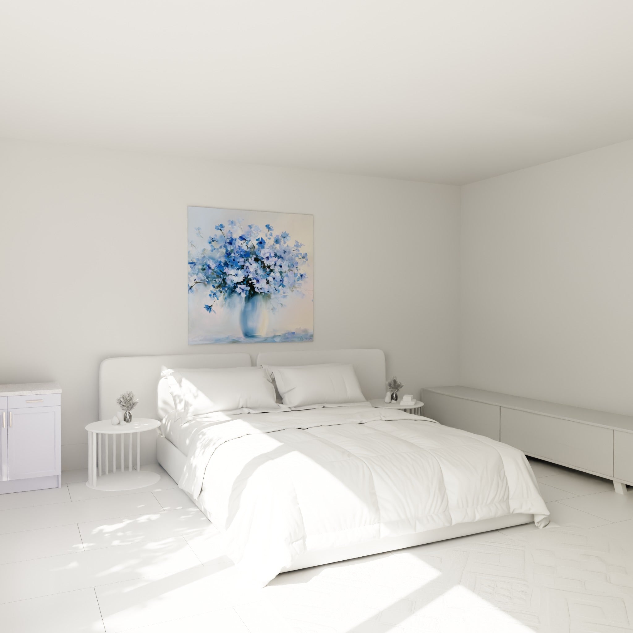 Bleuets bleu pastel et blanc cassé peints avec délicatesse, accrochés au-dessus d'un lit dans une chambre claire
