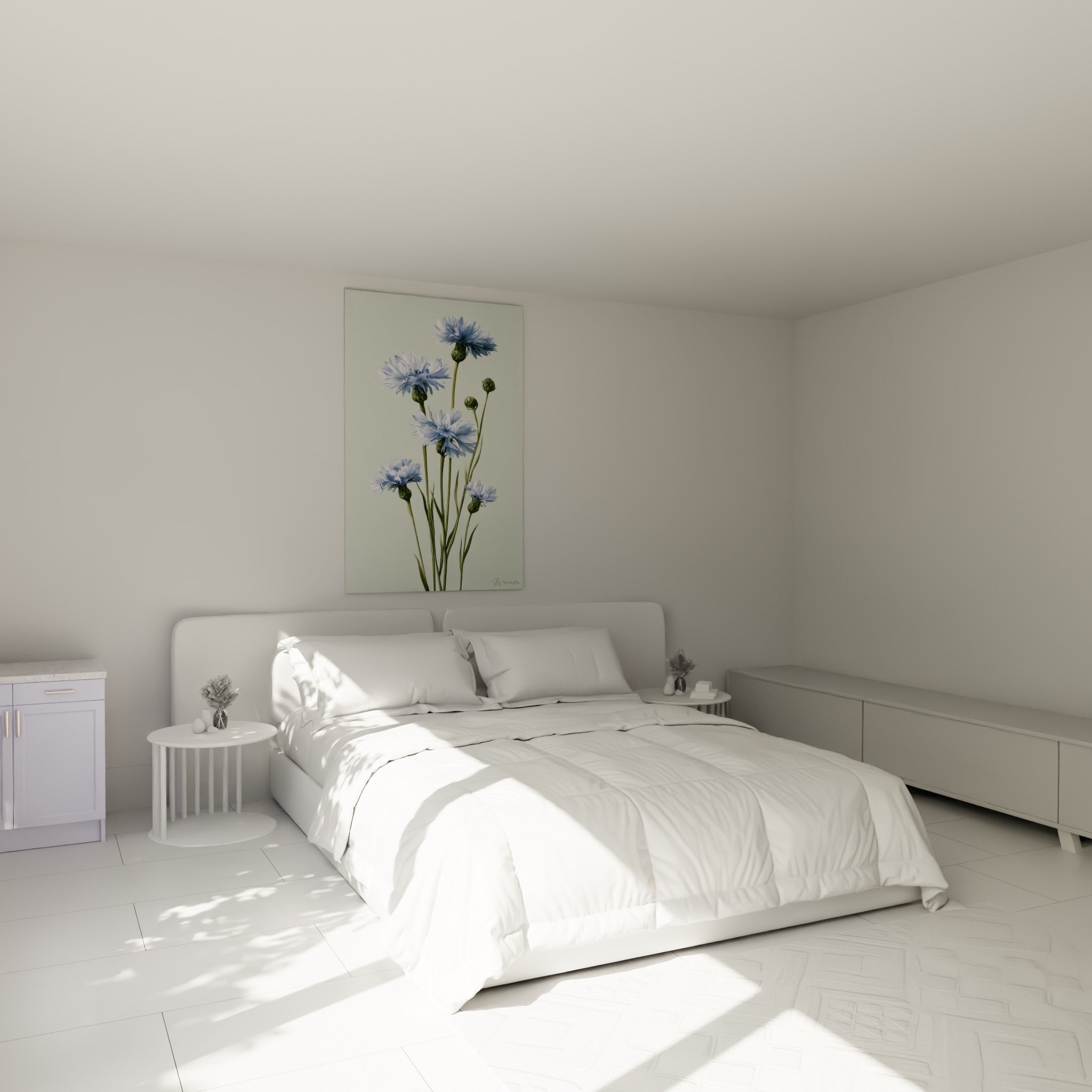 Bouquet de bleuets bleu pastel et vert tendre accroché au-dessus d'un lit dans une chambre claire