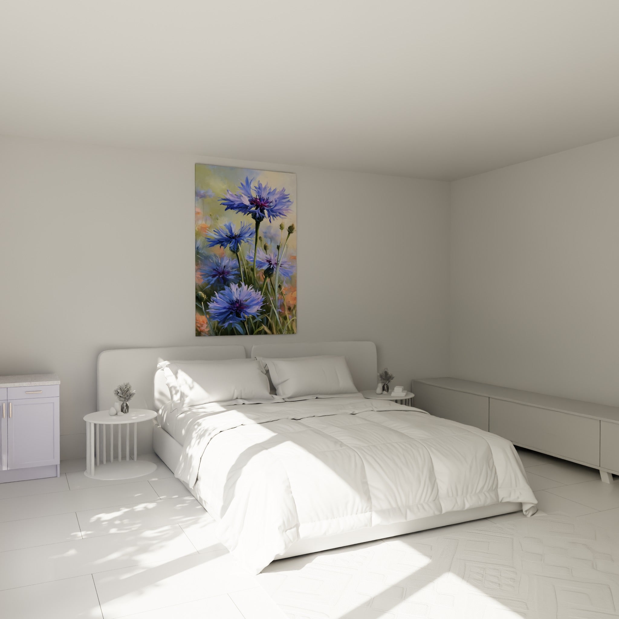 Fleurs de bleuet bleu marine et pourpre accrochées au-dessus d'un lit dans une chambre claire