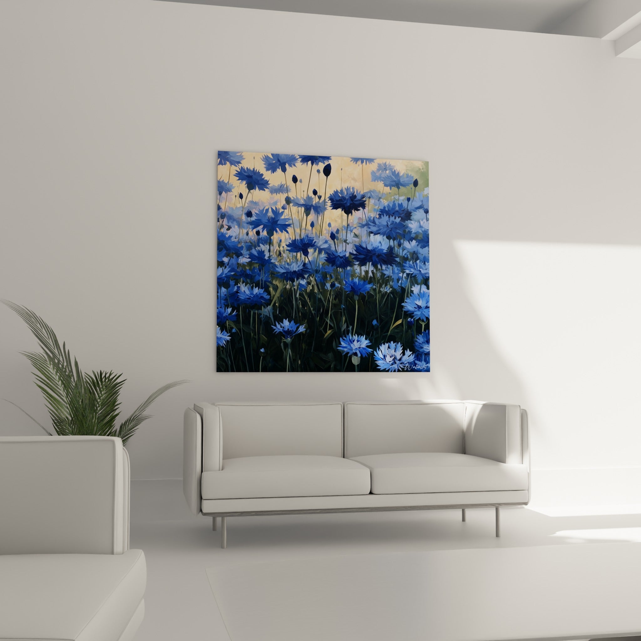Fleurs de bleuet bleu marine et vert sombre, disposées au-dessus d'un canapé dans un salon lumineux