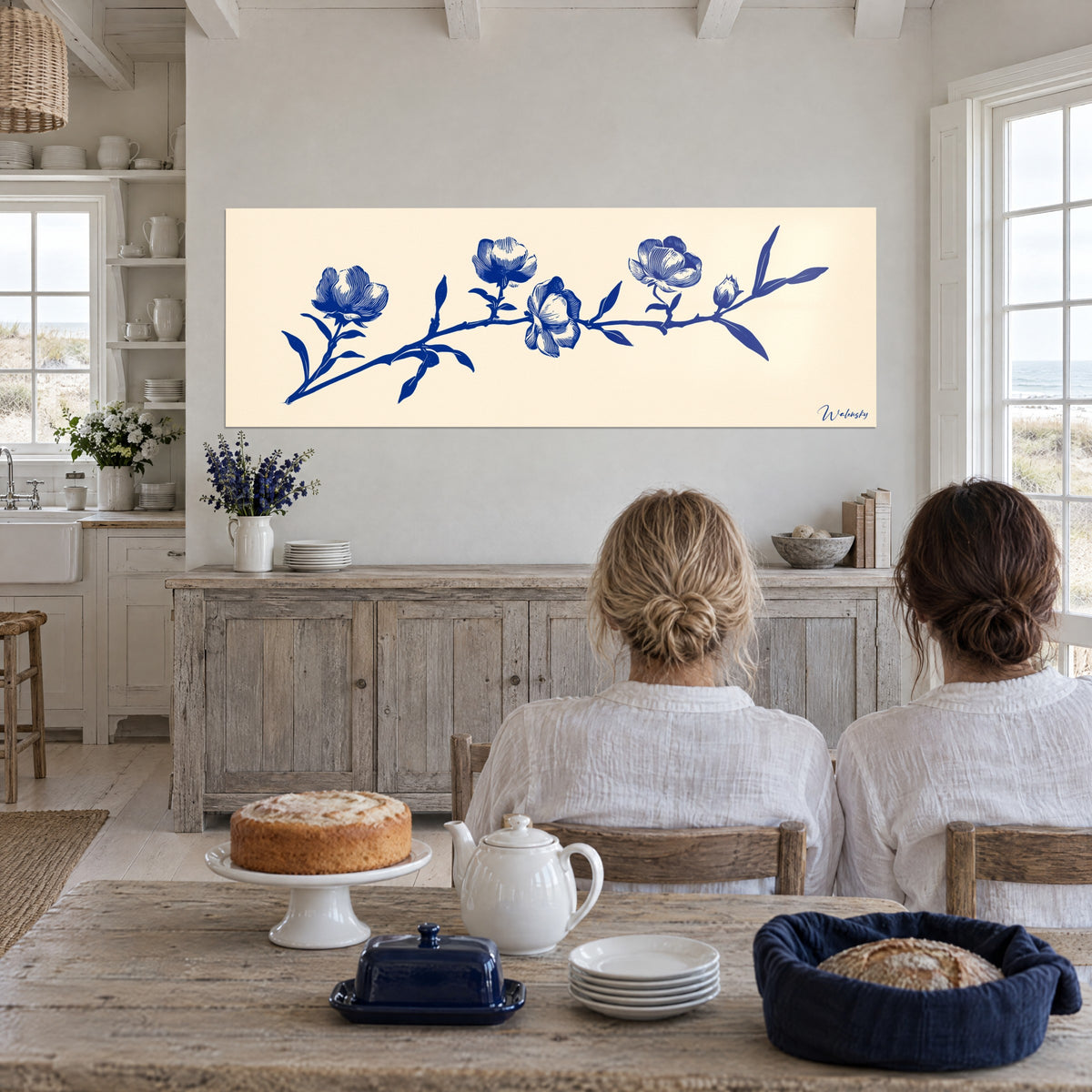 Schilderij van een blauwe botanische gravure, vijf gearceerde bloemen op crèmekleurige achtergrond, witte lambrisering naast een raam met uitzicht op de duinen