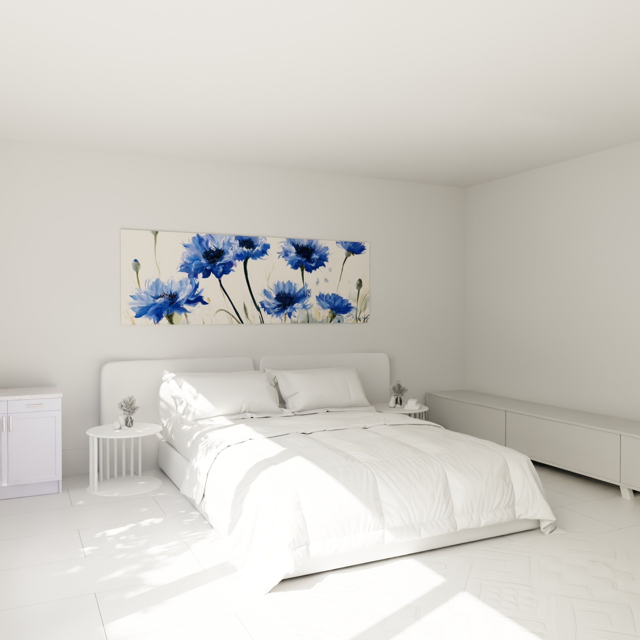 Fleurs de bleuet bleu profond et beige clair, au-dessus d'un lit dans une chambre claire