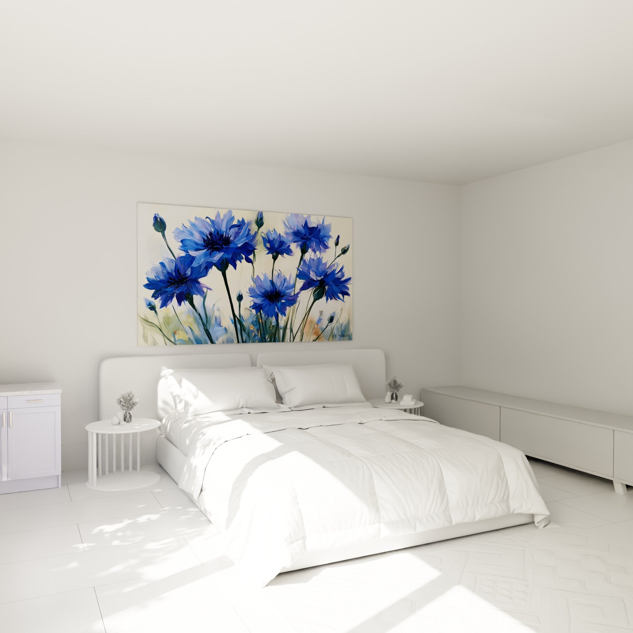 Bouquet de bleuets bleu marine et lavande accroché au-dessus d'un lit dans une chambre claire