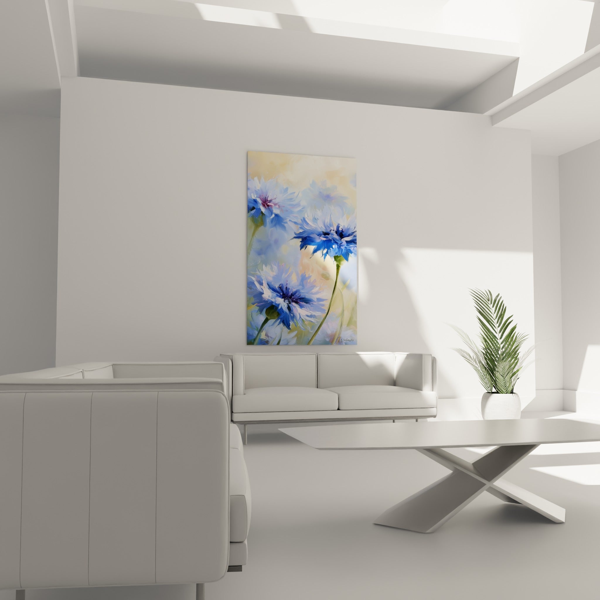 Pétales de bleuet bleu marine et blanc éclatants disposés au-dessus d'un canapé dans un salon lumineux