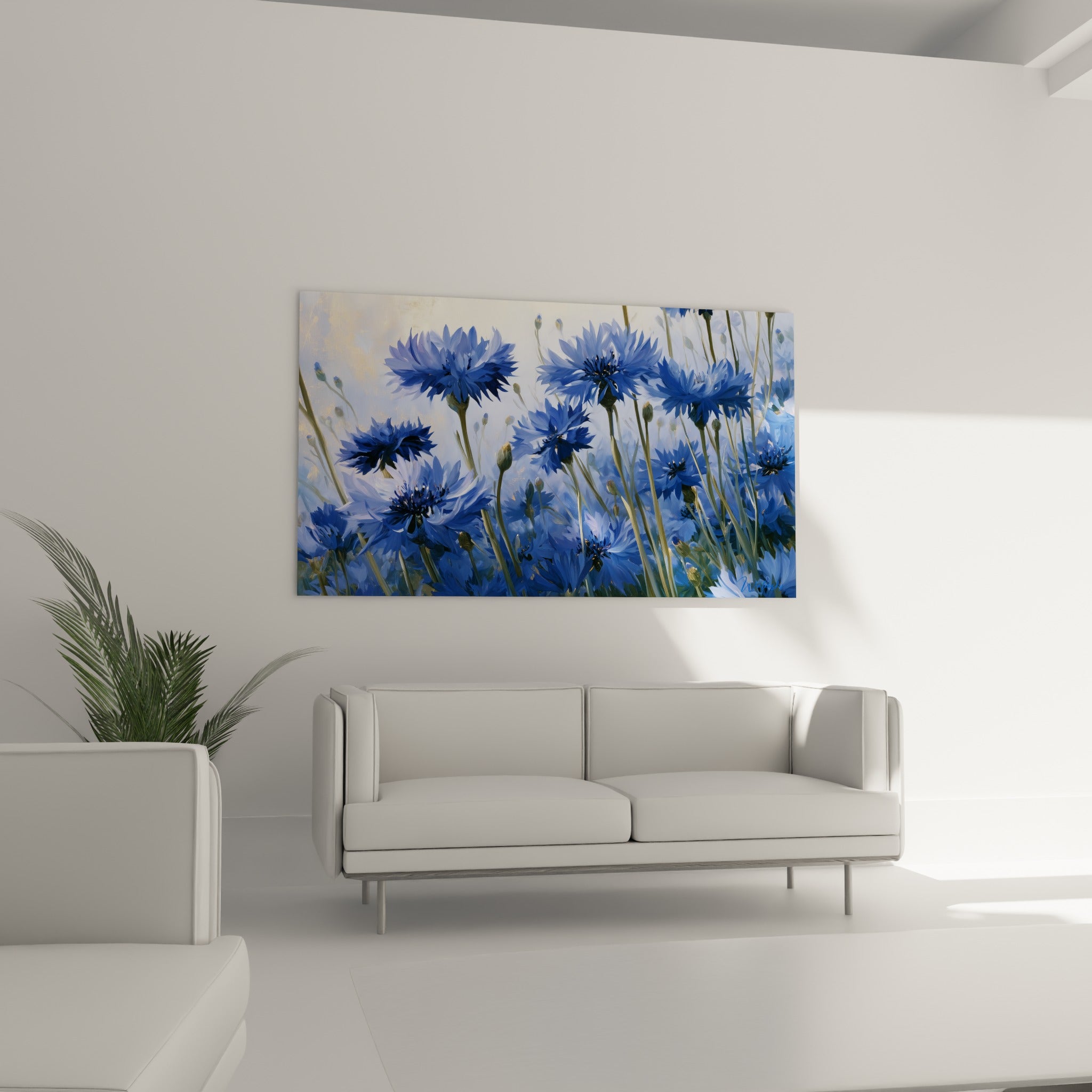Bouquet de bleuets bleu marine et beige doré au-dessus d'un canapé dans un salon lumineux
