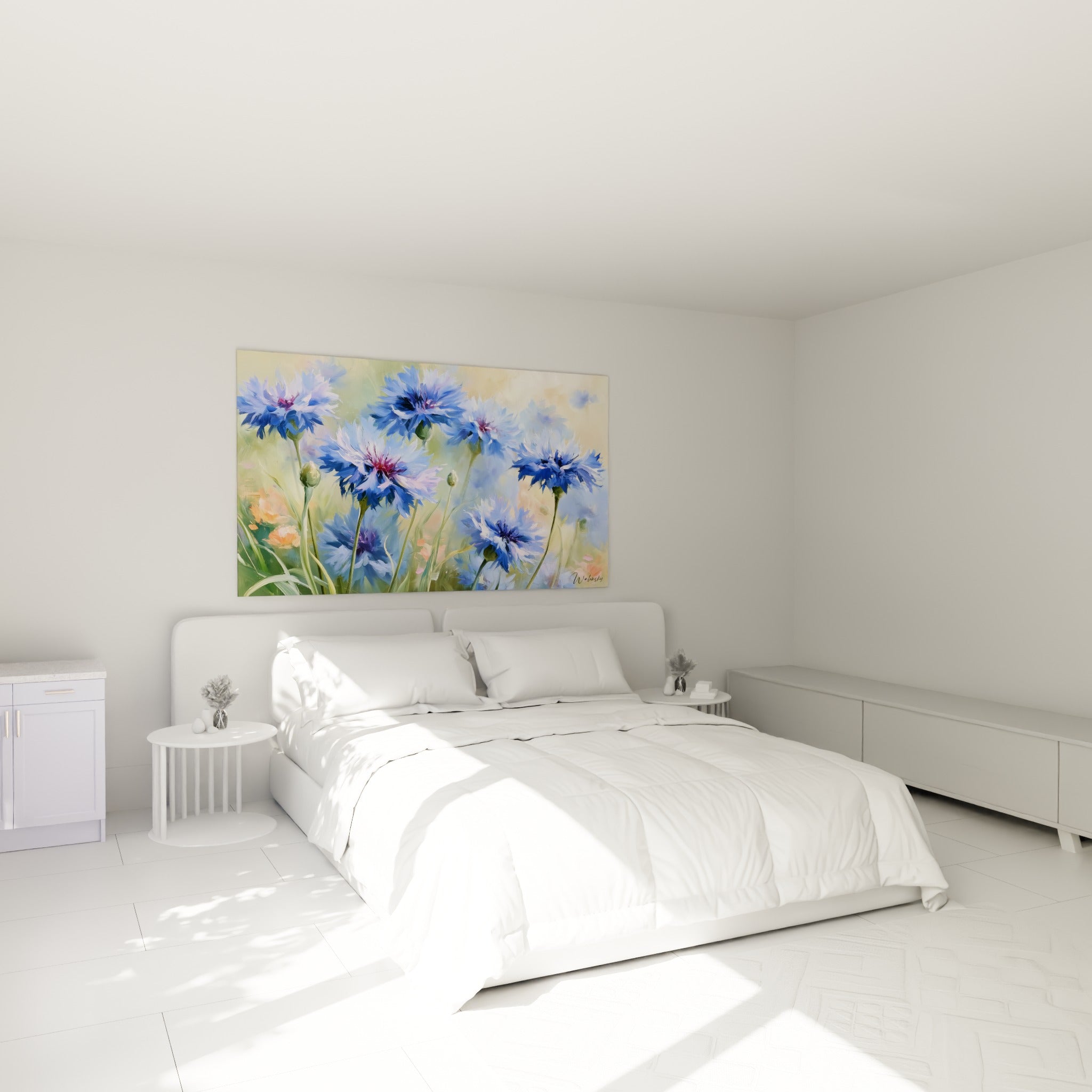 Bleuets bleu pastel et mauve délicatement peints, accrochés au-dessus d'un lit dans une chambre claire