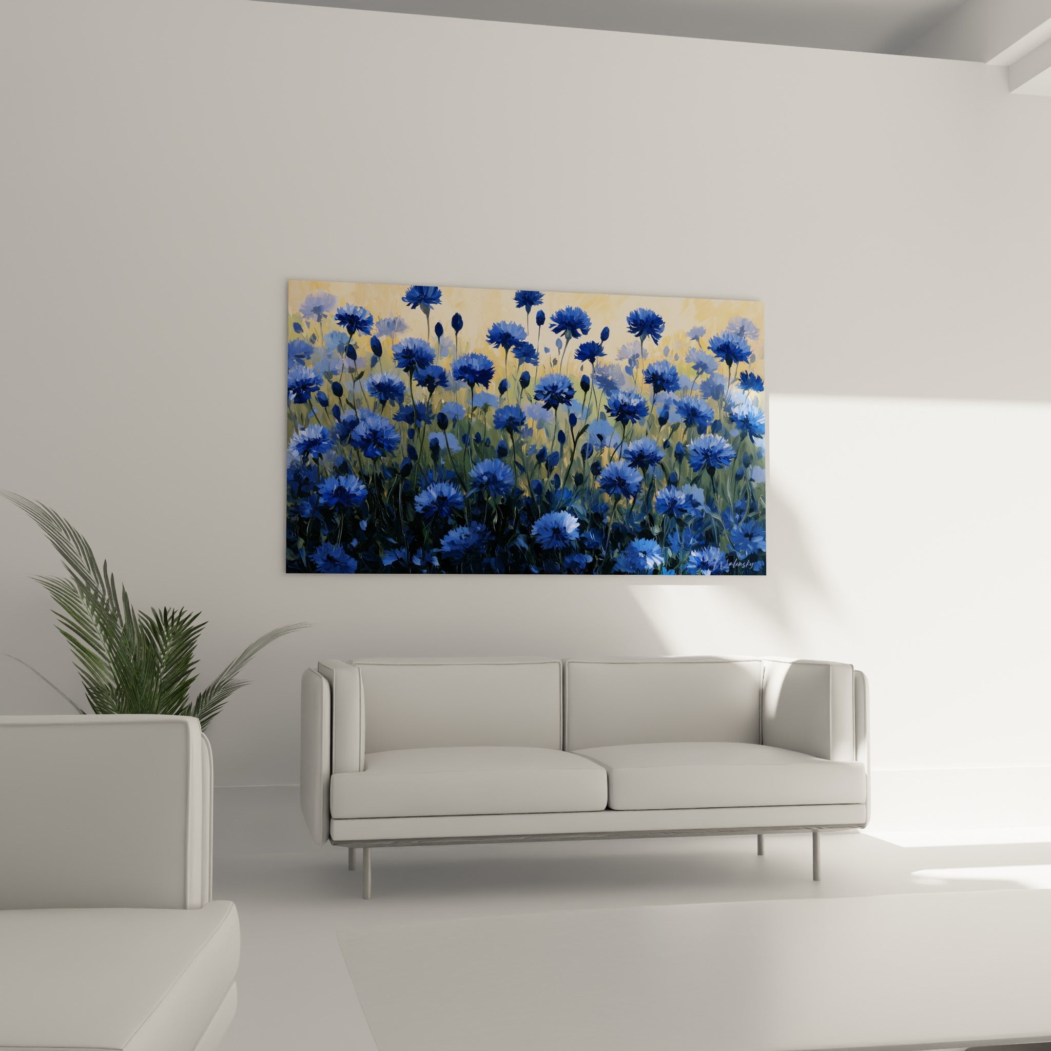 Champ de bleuets bleu marine et mauve au-dessus d'un canapé dans un salon lumineux