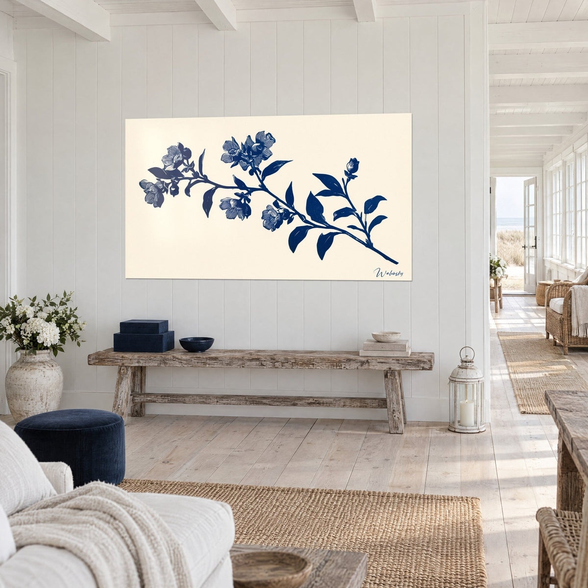 Tableau rameau de fleurs et feuilles indigo sur crème, vu de trois quarts au-dessus d'un banc en bois brut, maison de bord de mer