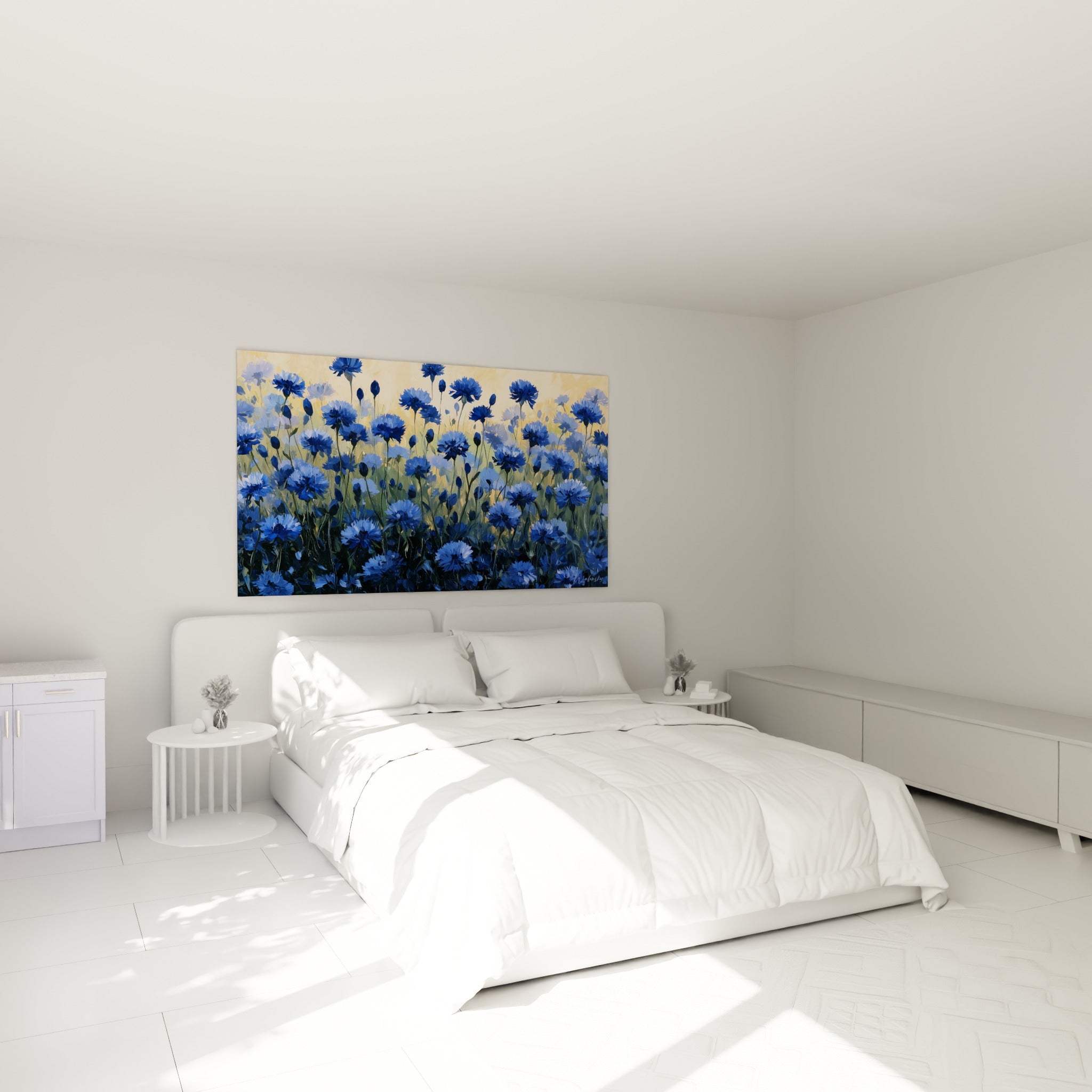 Bouquets de bleuets bleu marine et ocre au-dessus d'un lit dans une chambre claire