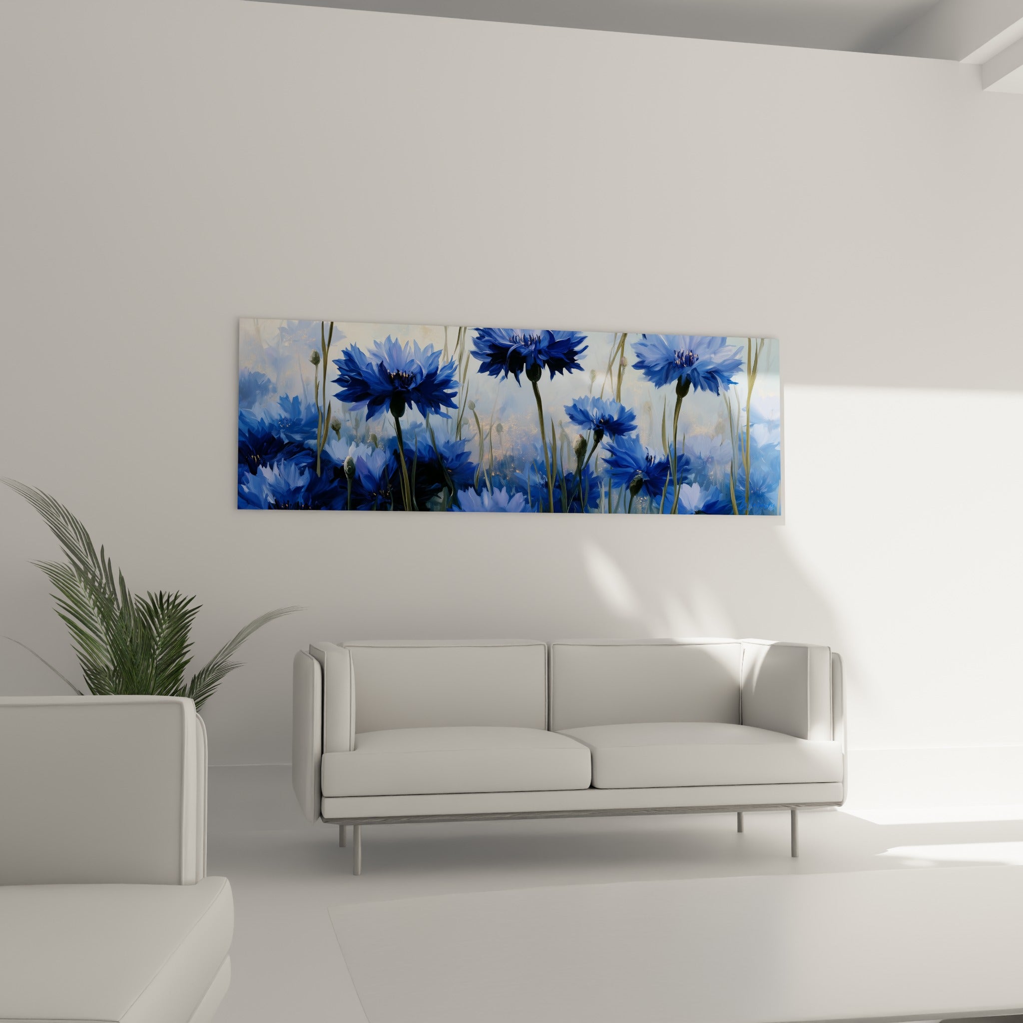 Bleuets bleu pastel et doré en champ dense, au-dessus d'un canapé dans un salon lumineux