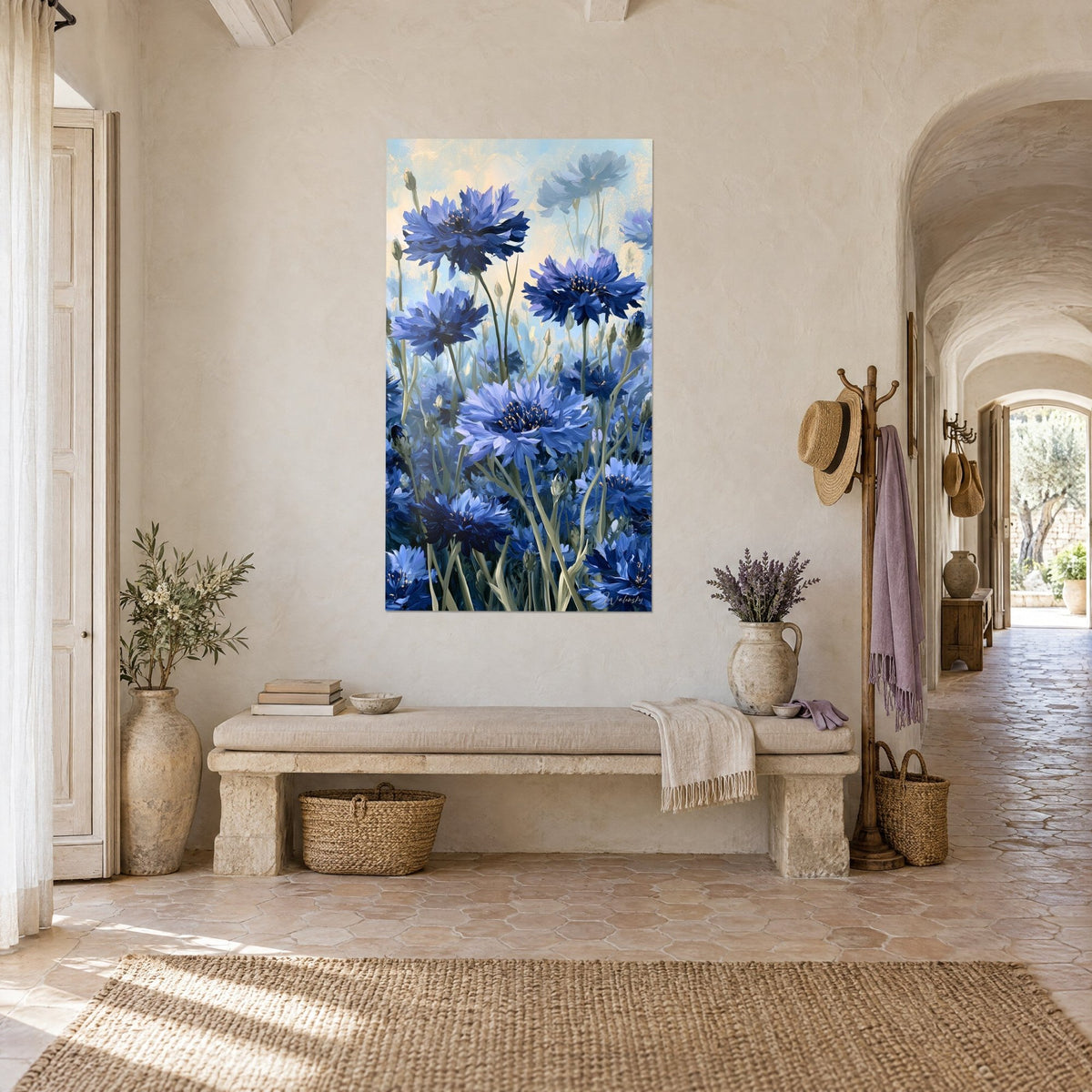 Tableau champ de centaurées bleu cobalt, cœurs piquetés d'or sur fond beige, en vue de trois-quarts dans l'allée d'un mas