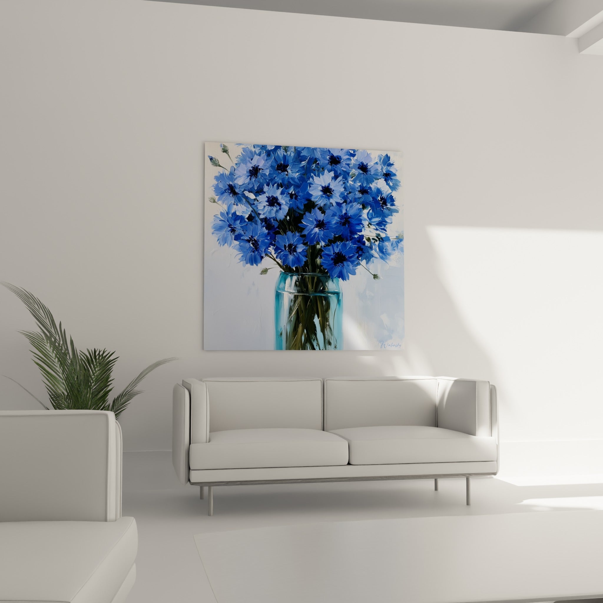 Fleurs de bleuet bleu marine et blanc au-dessus d'un canapé dans un salon lumineux