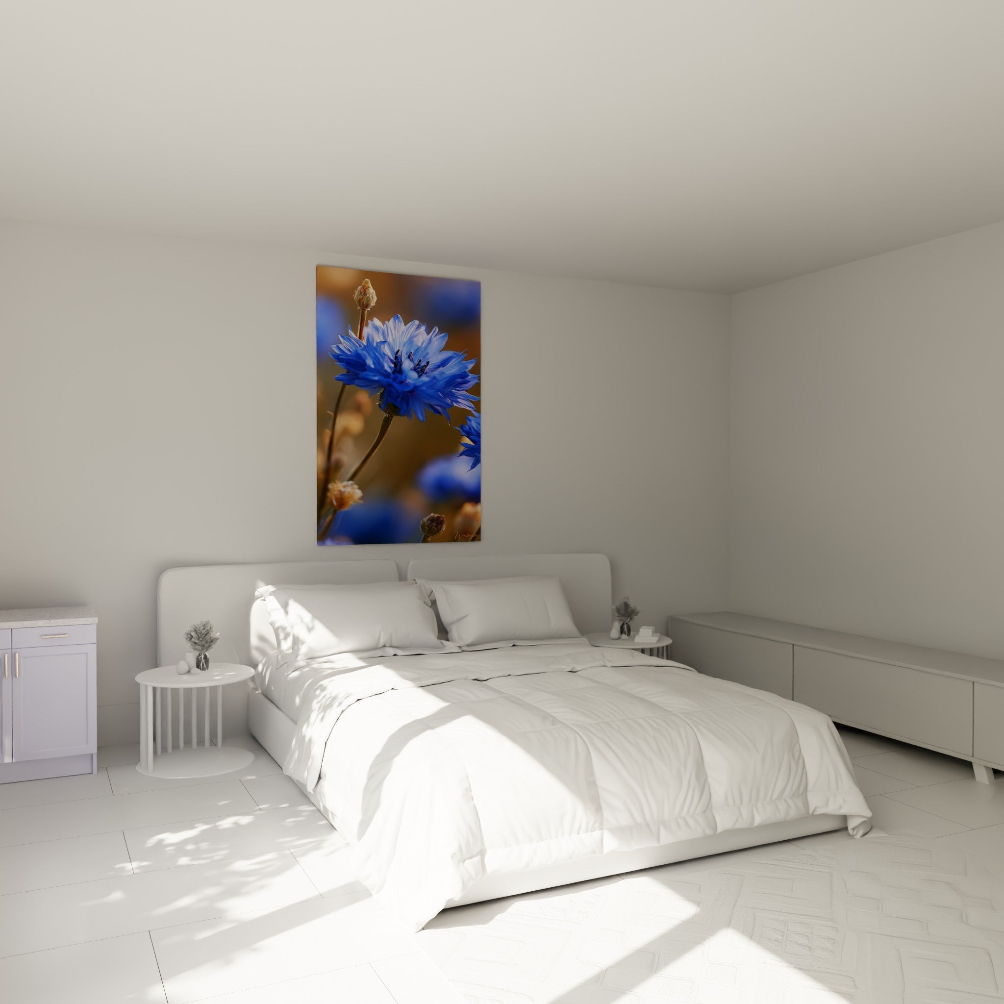 Fleur de bleuet bleu électrique et doré, accrochée au-dessus d'un lit dans une chambre claire