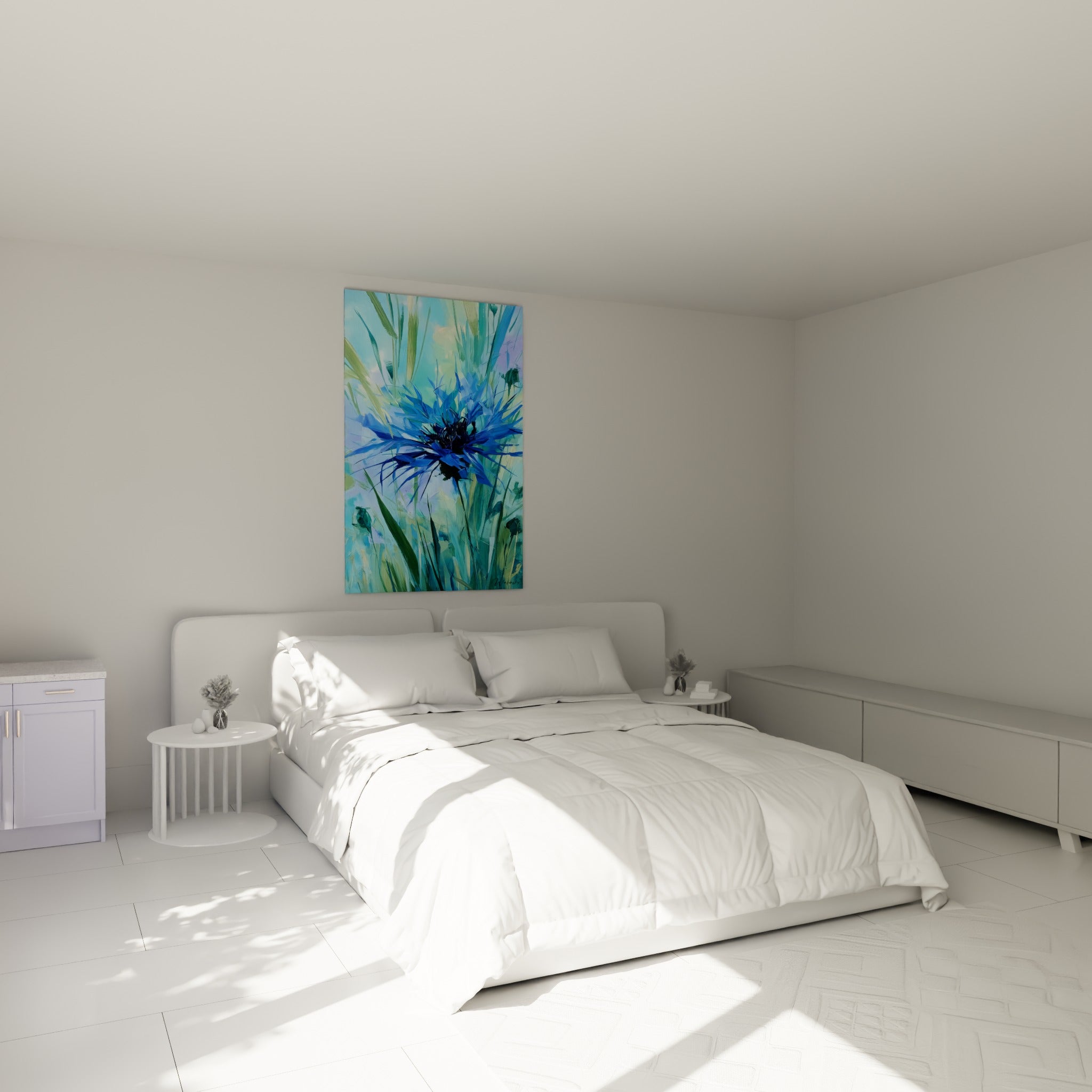 Fleur bleuet aux pétales bleu indigo et tiges vertes, accrochée au-dessus d'un lit dans une chambre claire