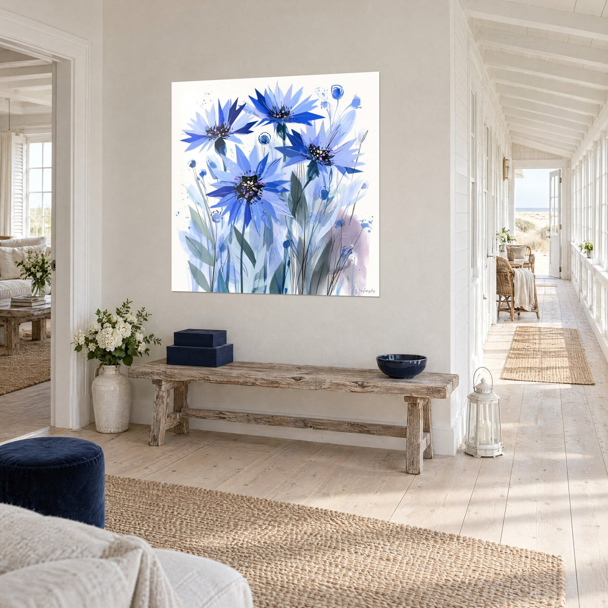 Schilderij centaurea-bloemen met ultramarijnblauwe bloembladeren, grijsgroene bladeren, driekwart zicht, gang van een huis aan zee