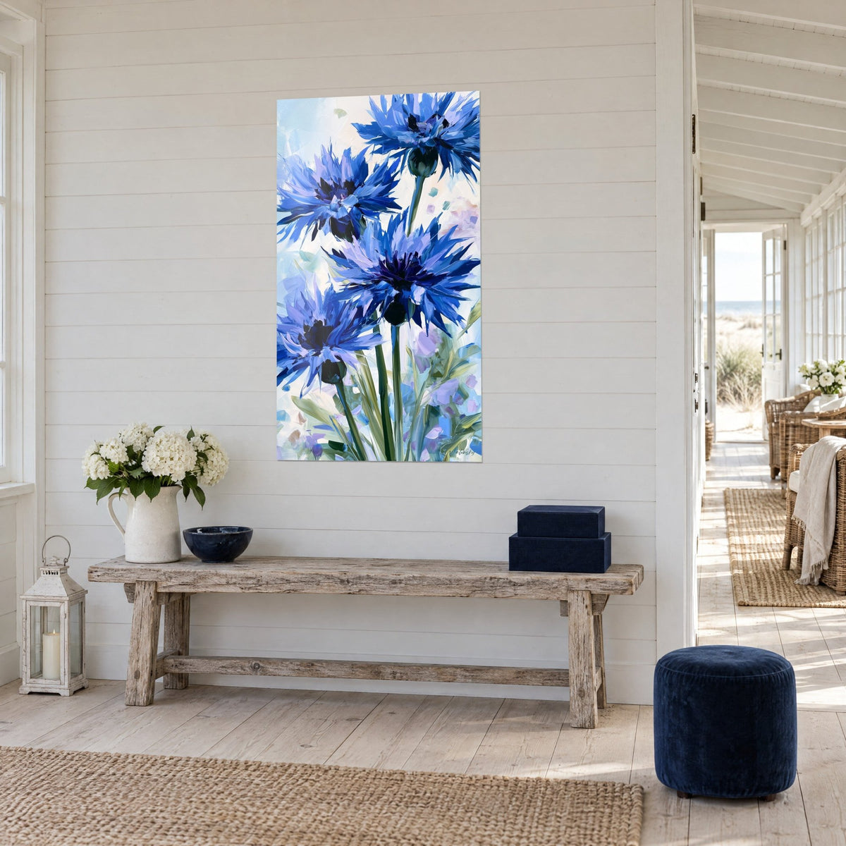 Schilderij korenbloemen in dikke olieverf, ultramarijn en salie­groen, driekwartaanzicht, houten bank en lichte hal