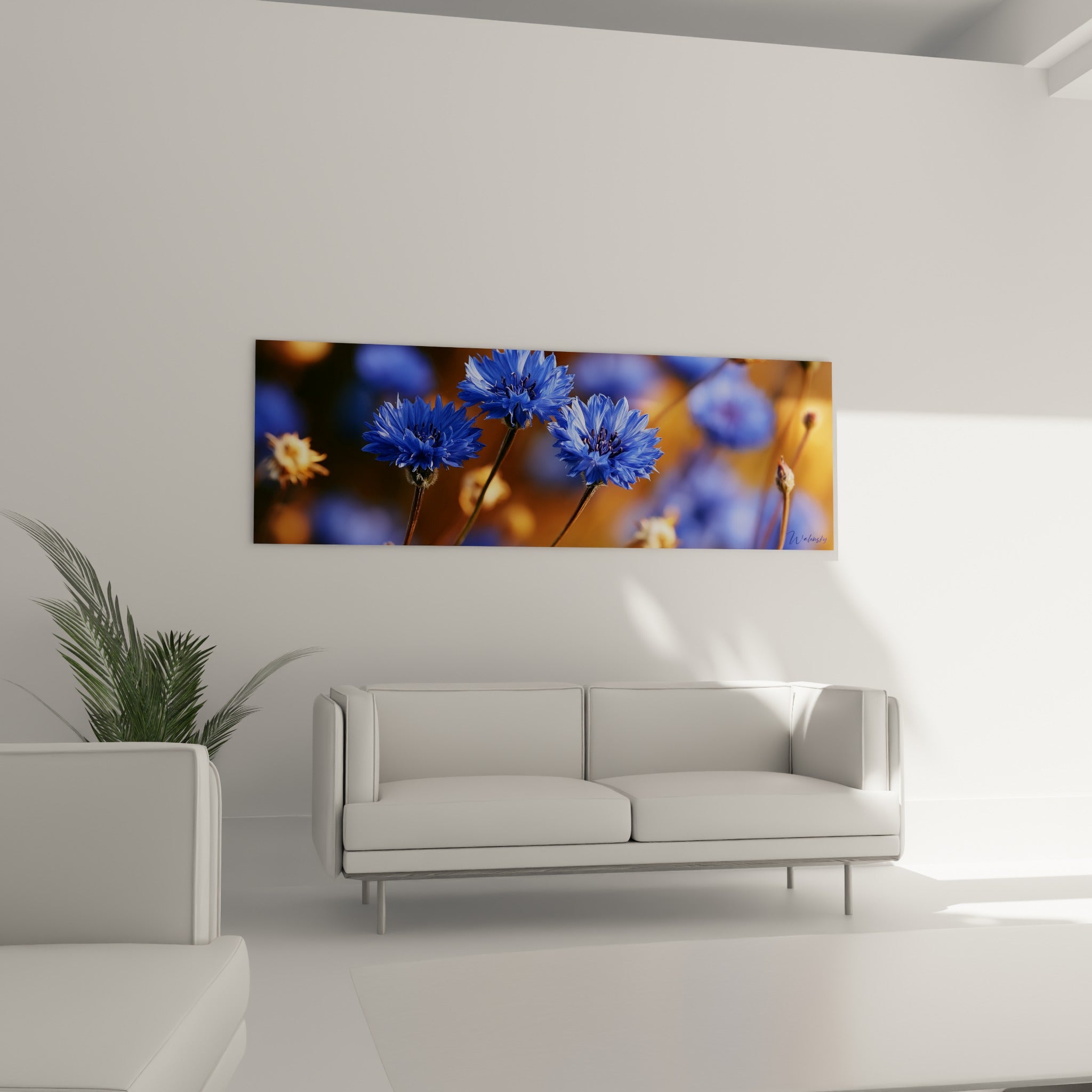 Bouquet de bleuets bleus et dorés flous accroché au-dessus d'un canapé dans un salon lumineux
