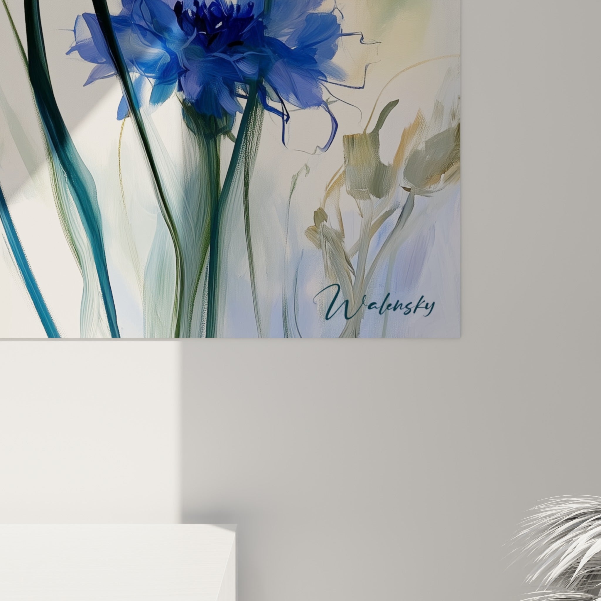 Détail des pétales frangés bleu indigo et des cœurs sombres, texture picturale et coulures sur toile