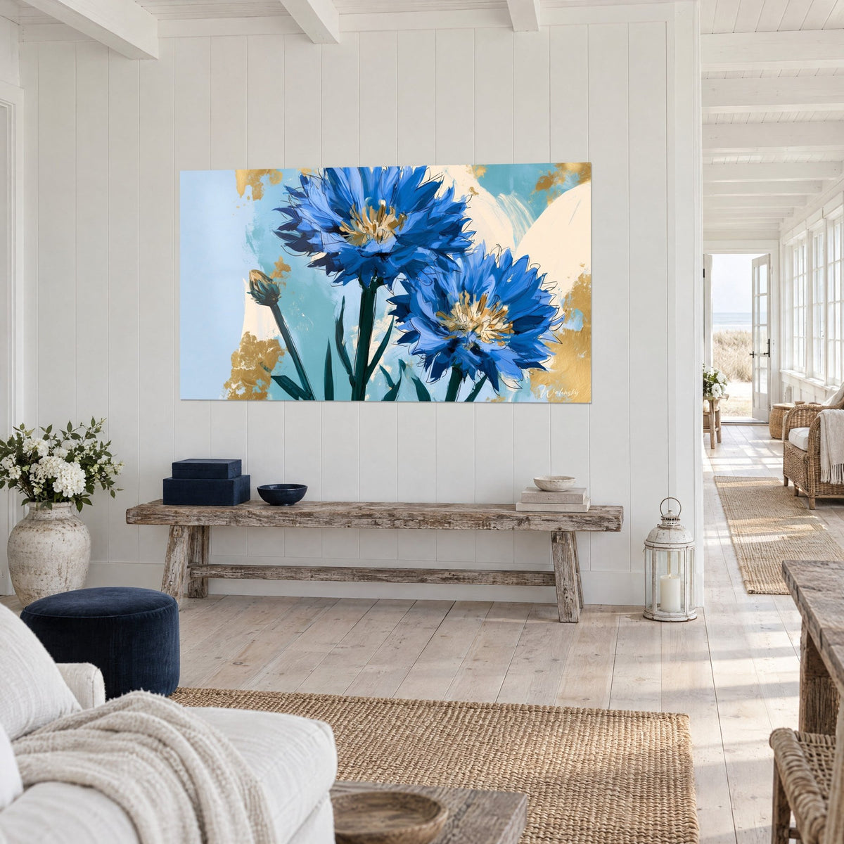 Tableau fleurs de centaurée bleu roi et feuilles vert sapin sur fond crème et or, vue de trois-quarts, maison de bord de mer