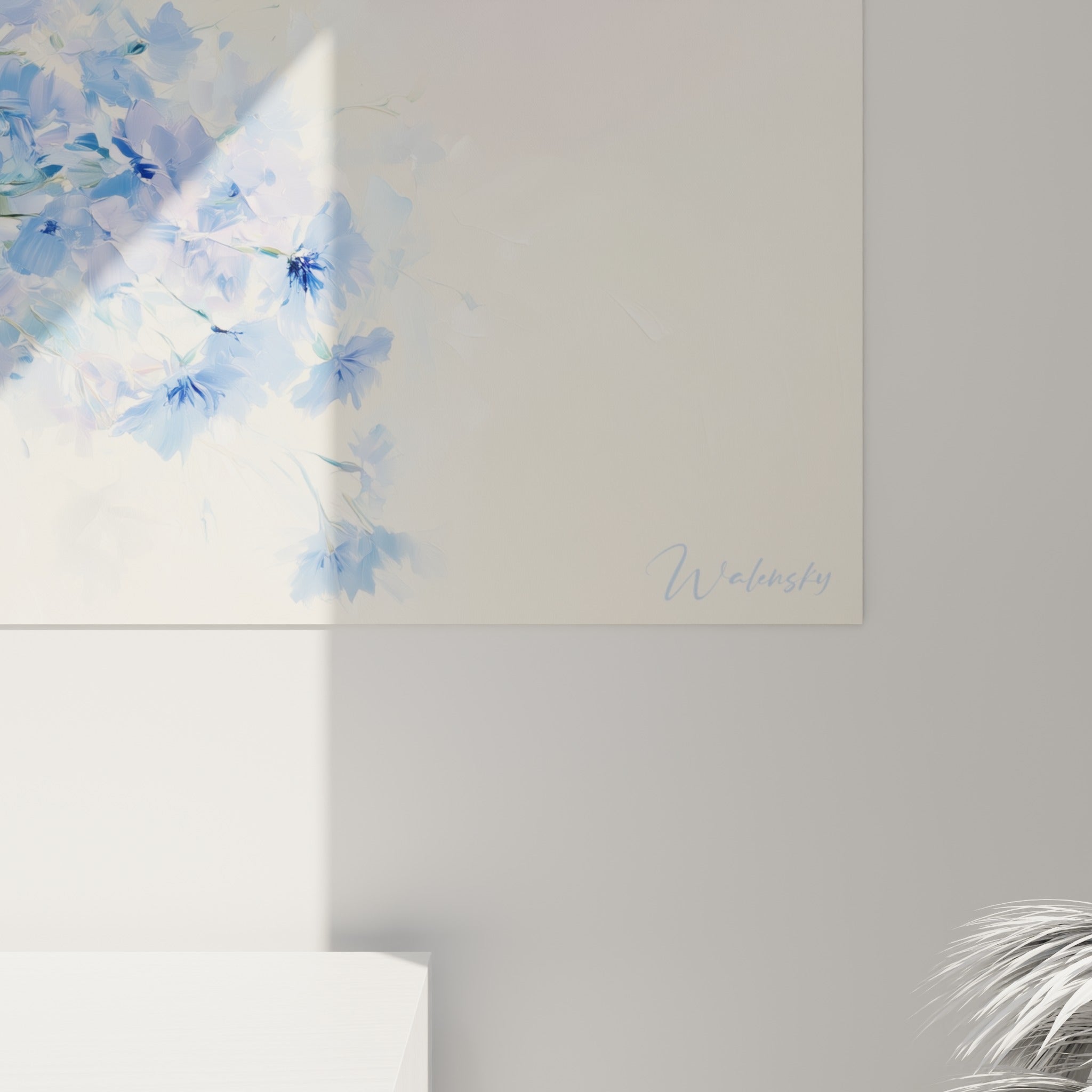 Pétales de bleuet en empâtements bleu pastel et blanc, coulures délicates visibles de près sur la toile