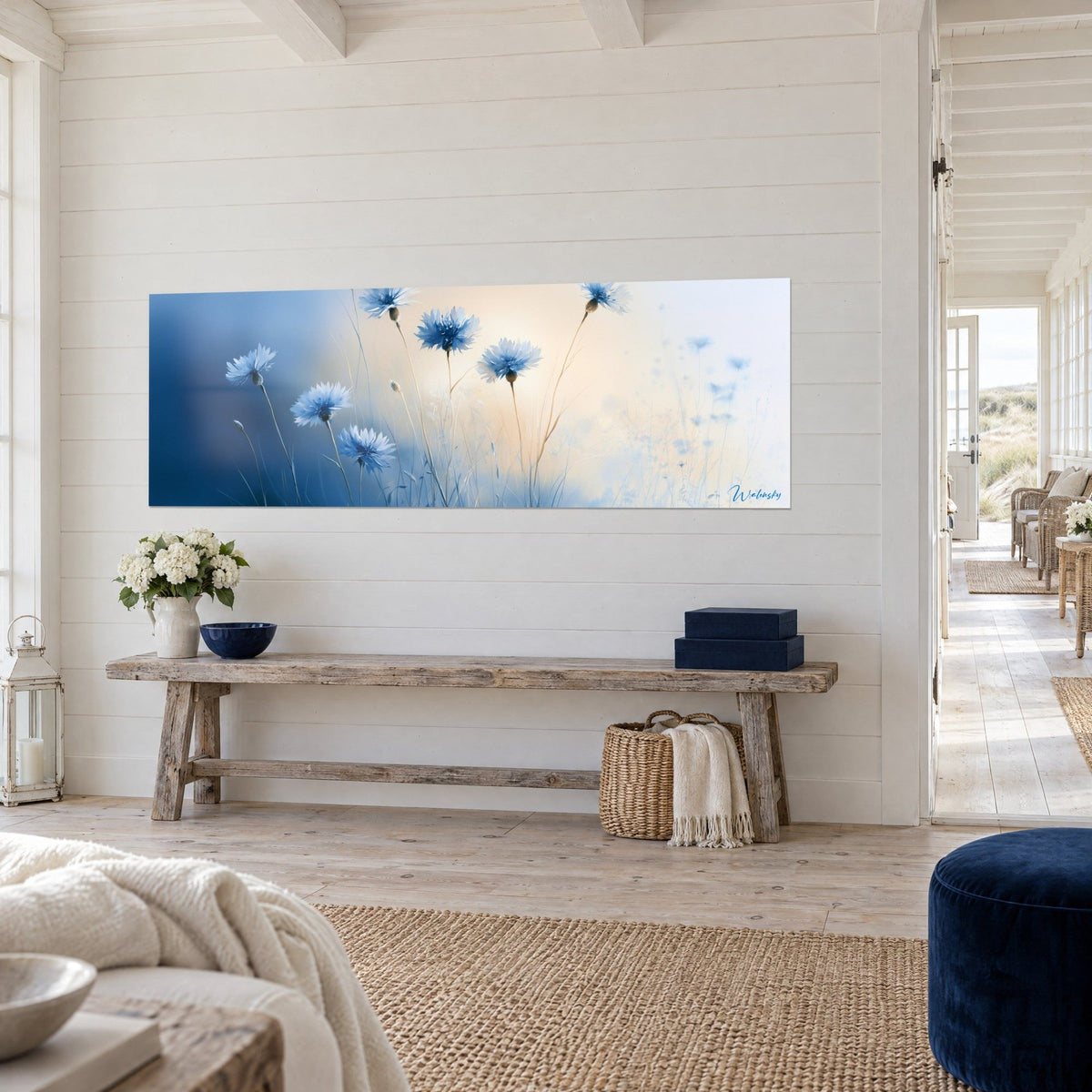 Quadro campo di fiordalisi blu e avorio, fiori frangiati su steli esili, vista di tre quarti sopra una panca in legno grezzo
