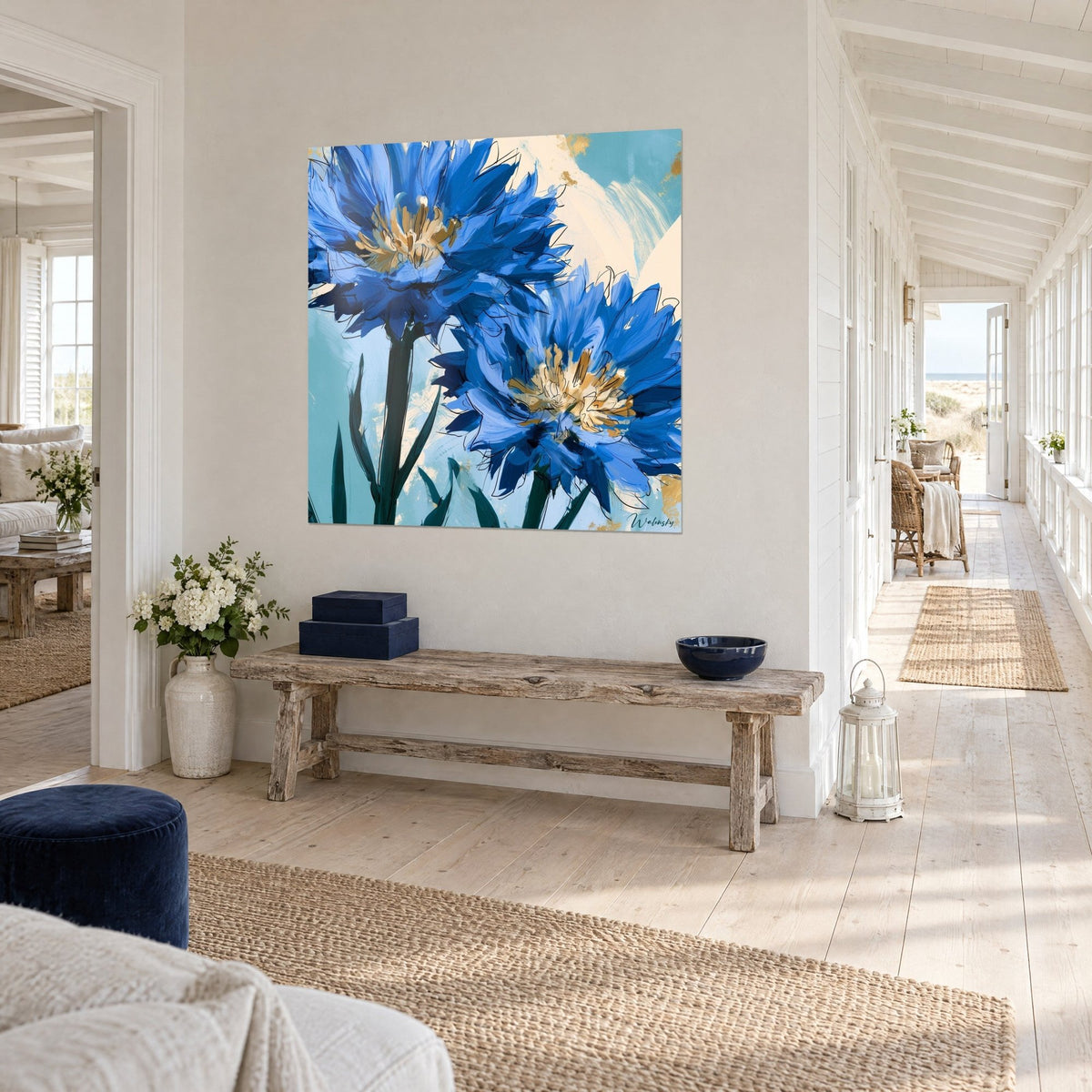 Tableau fleurs de centaurée aux pétales bleu outremer, fond turquoise et crème, mur blanc au bout d'un couloir vitré