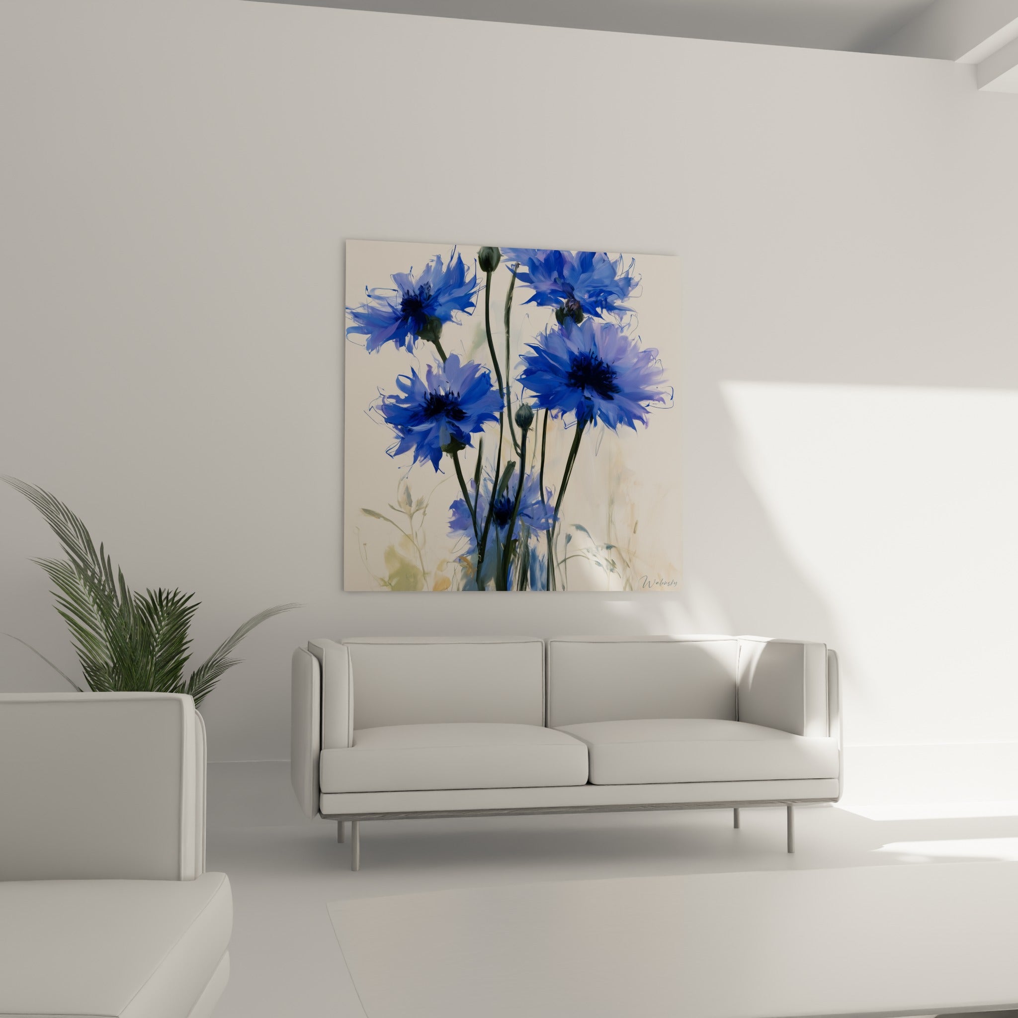 Fleurs de bleuet violet et bleu indigo déployées au-dessus d'un canapé dans un salon lumineux